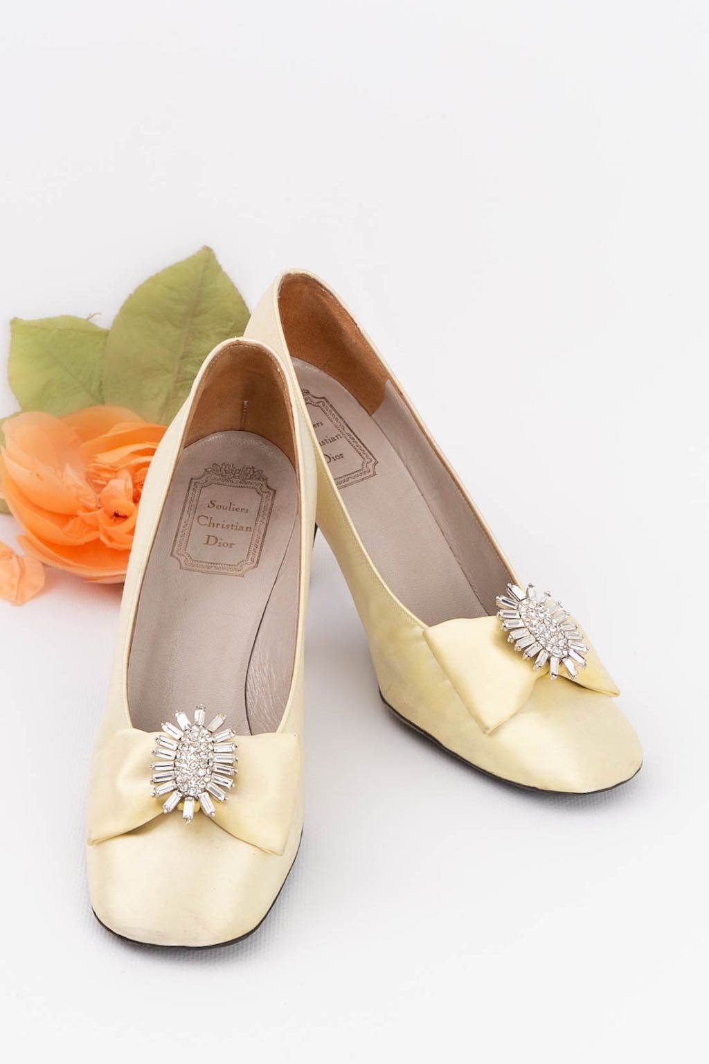 Escarpins en satin jaune Dior