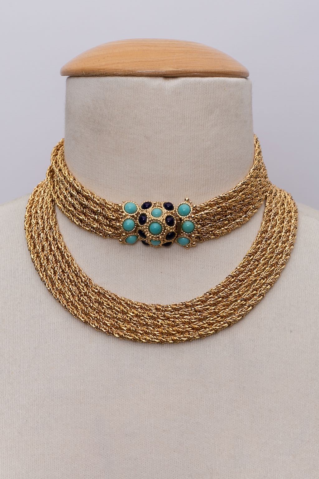 Collier en métal doré et fermoir bijou Dior