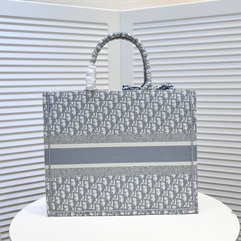 Luxury Handbags Christian Dior 289