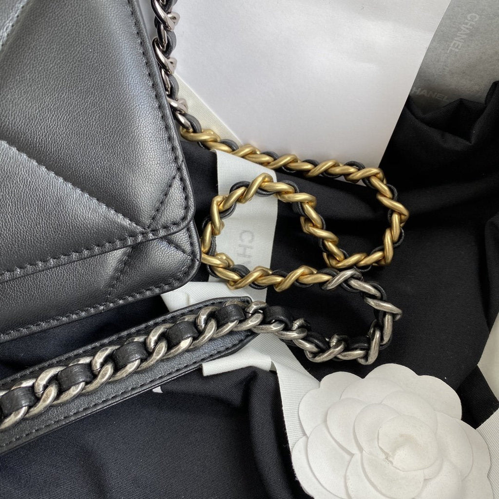 CHANEL 19 Flap Bag
