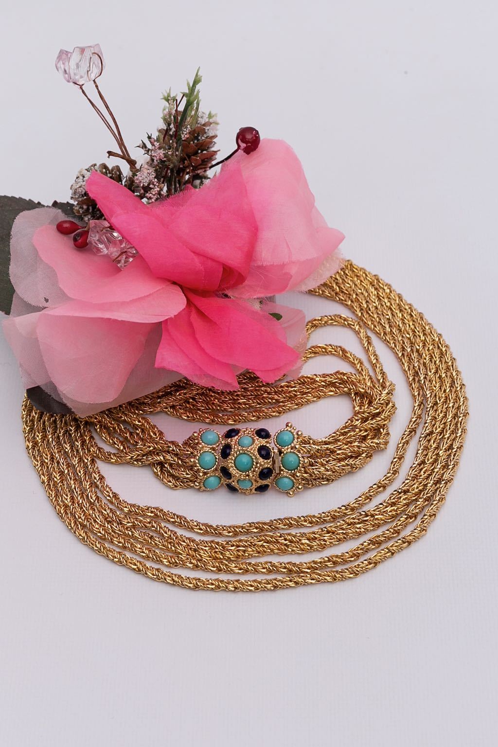 Collier en métal doré et fermoir bijou Dior