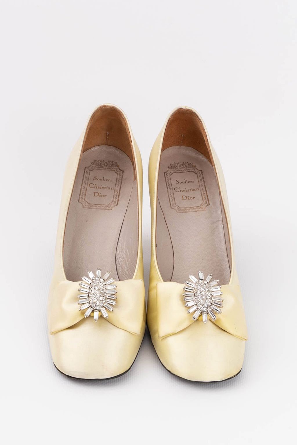 Escarpins en satin jaune Dior