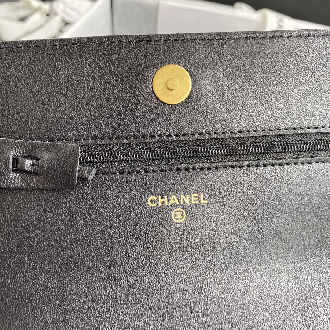 CHANEL 19 Flap Bag