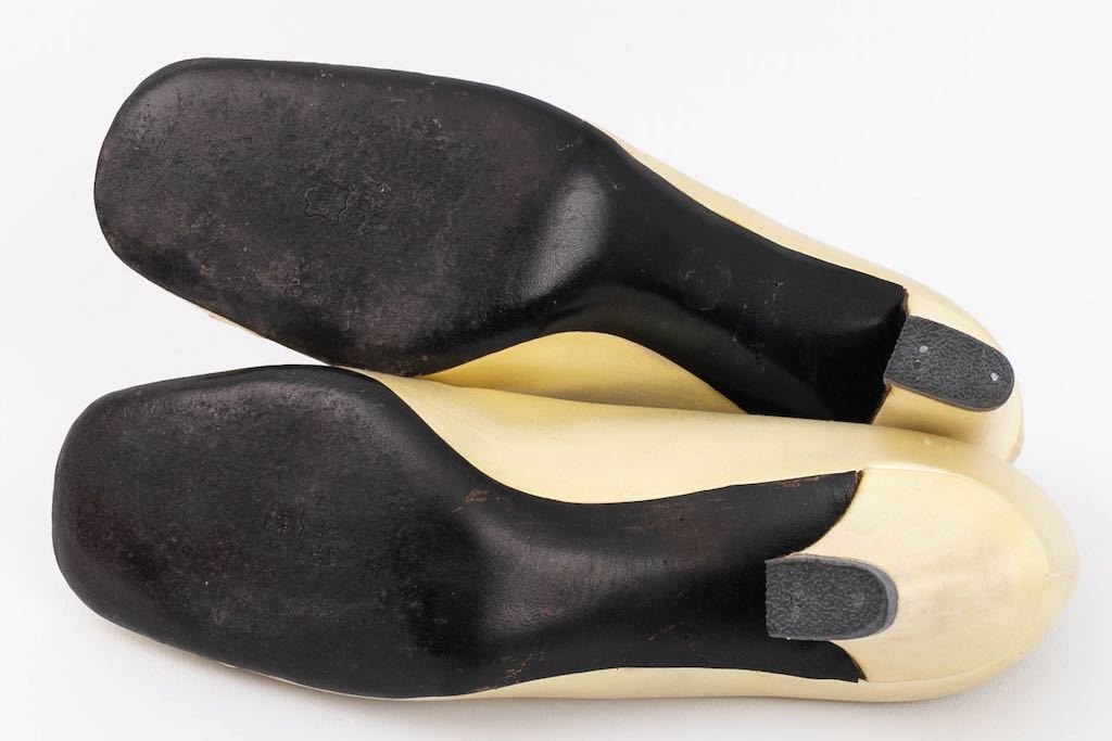 Escarpins en satin jaune Dior