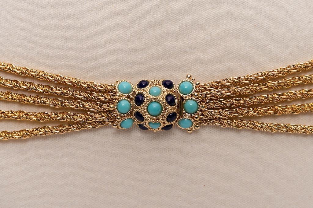 Collier en métal doré et fermoir bijou Dior