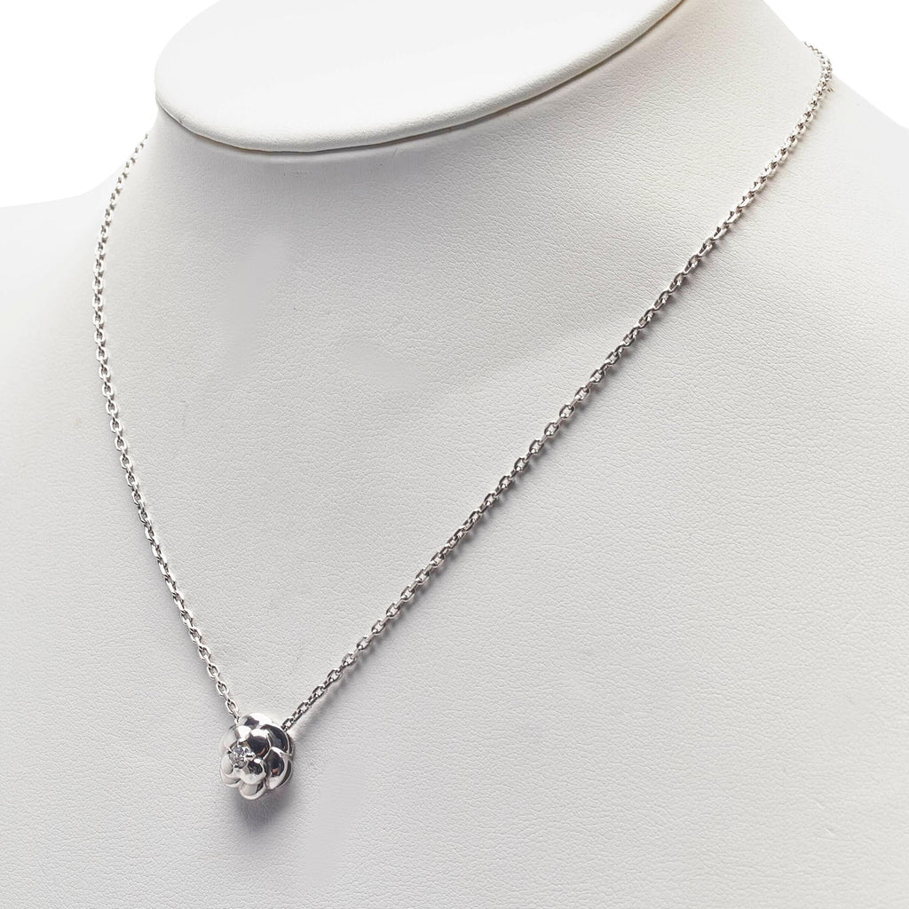 Chanel 18K White Gold Diamond Camellia Necklace Camellia Necklace (SHG-eamwS2)