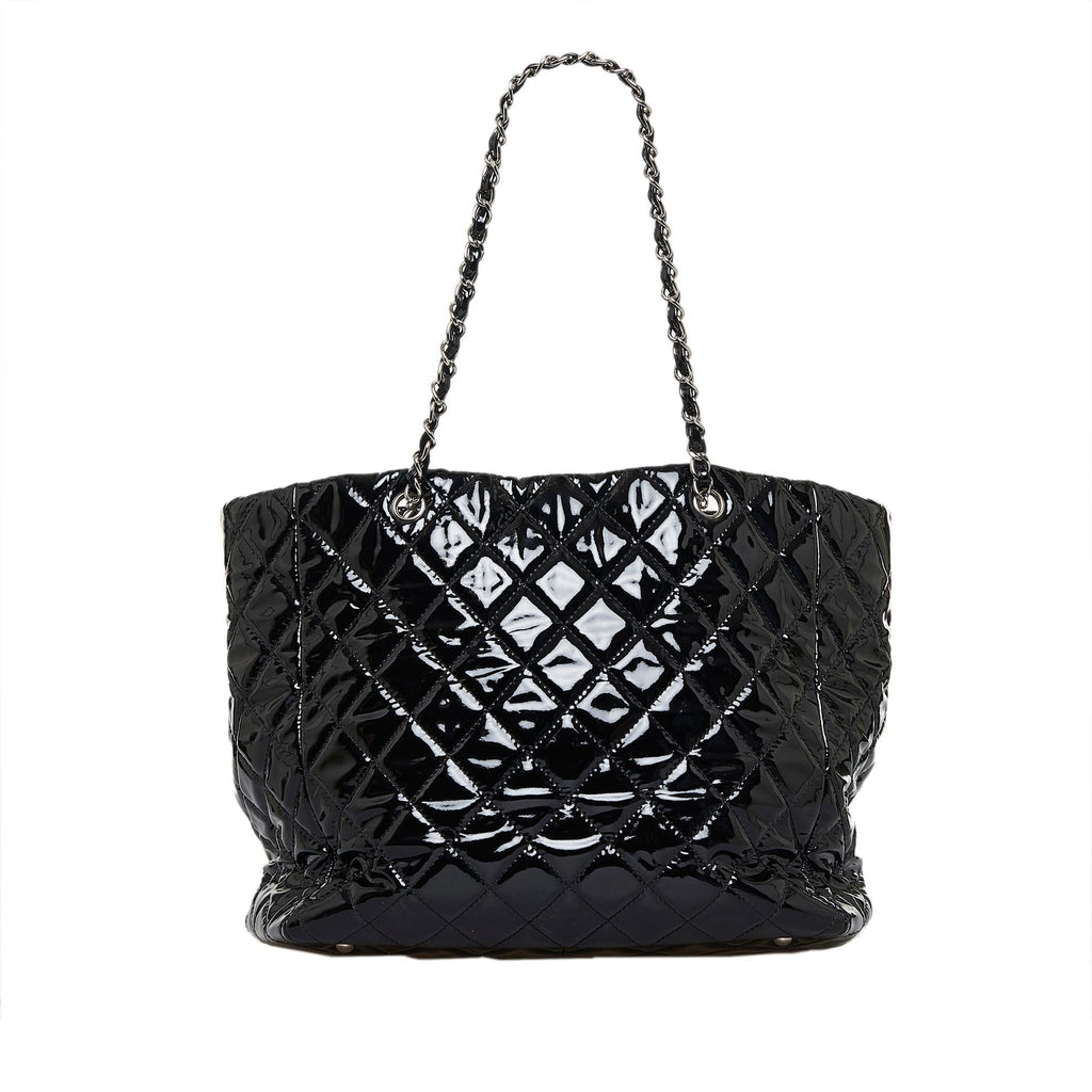 Chanel CC Charm Quilted Patent Leather Tote Bag (SHG-Ctv5c8)