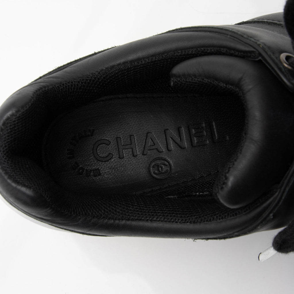 Chanel Calfskin CC Sneakers - Size 7 / 37 (SHF-CiGMEm)