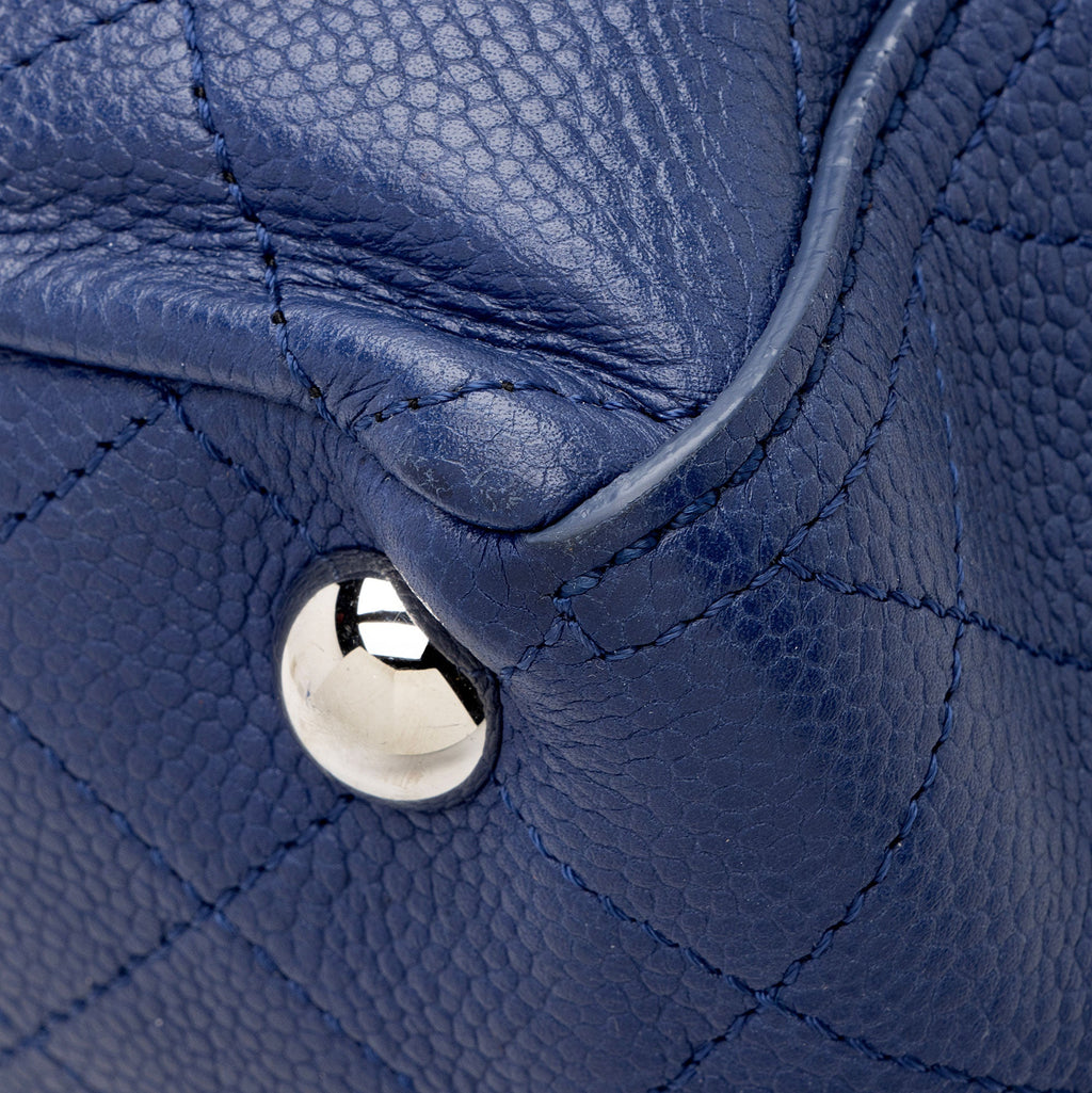 Chanel Caviar Leather CC Medium Pocket Hobo (SHF-FN0TcF)