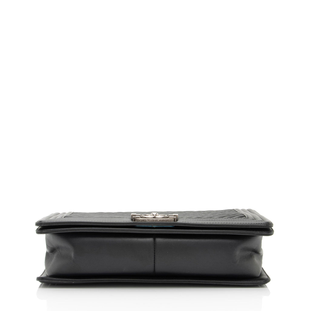Chanel Chevron Wrinkled Lambskin New Medium Boy Bag (SHF-rjzaUj)