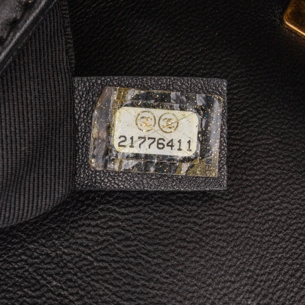 Chanel Crest-Embellished Medium Boy Bag (SHG-0OF1ya)
