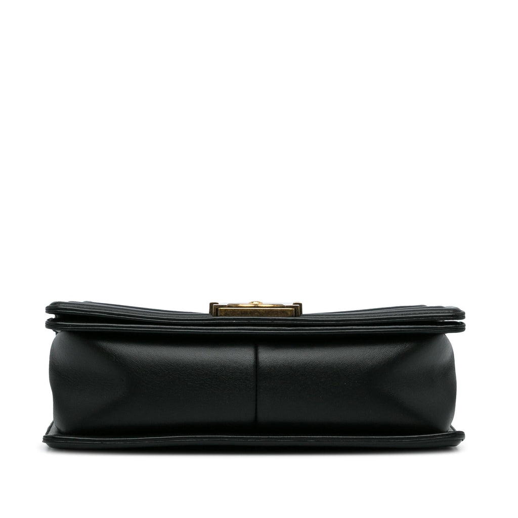 Chanel Crest-Embellished Medium Boy Bag (SHG-0OF1ya)