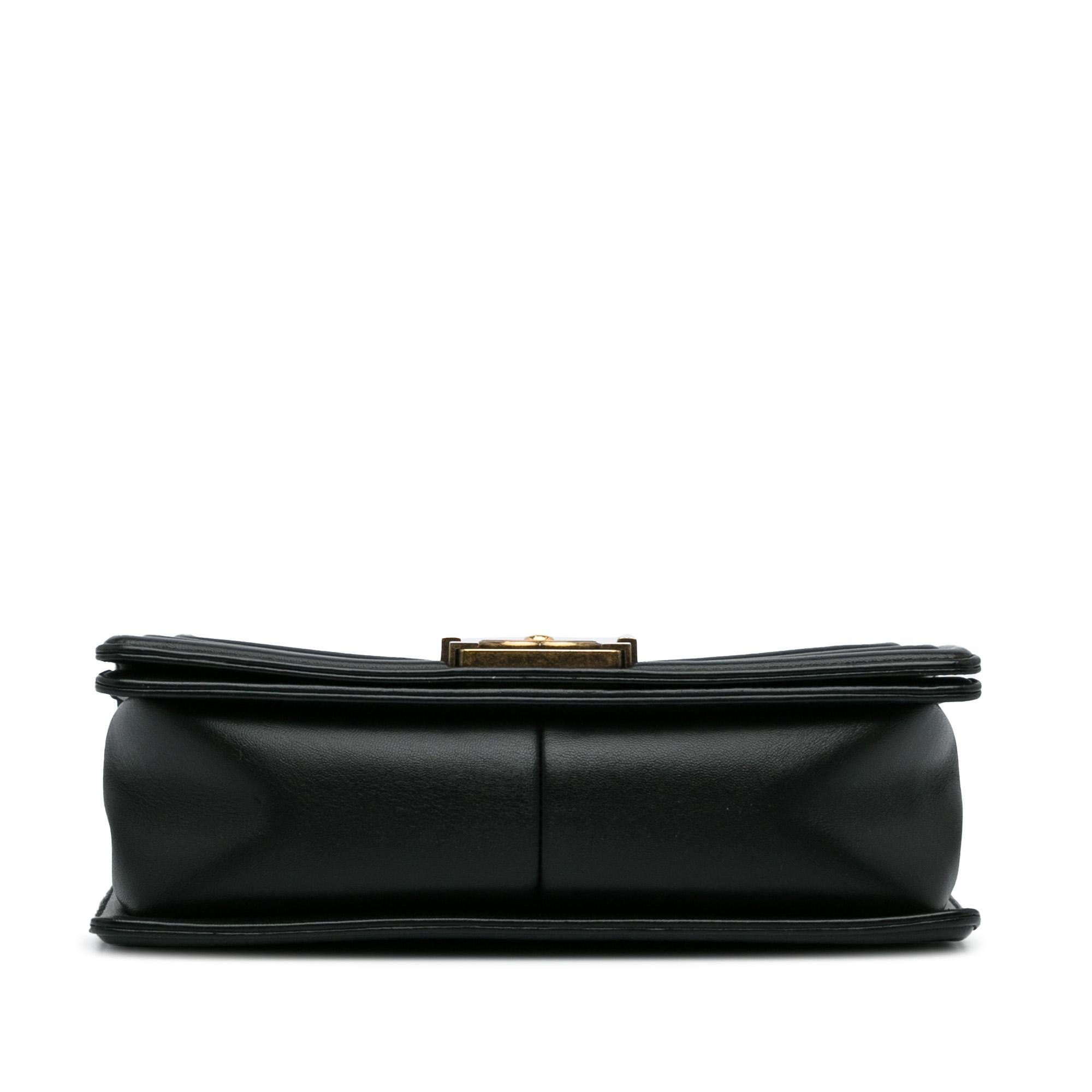Chanel Crest-Embellished Medium Boy Bag (SHG-0OF1ya)