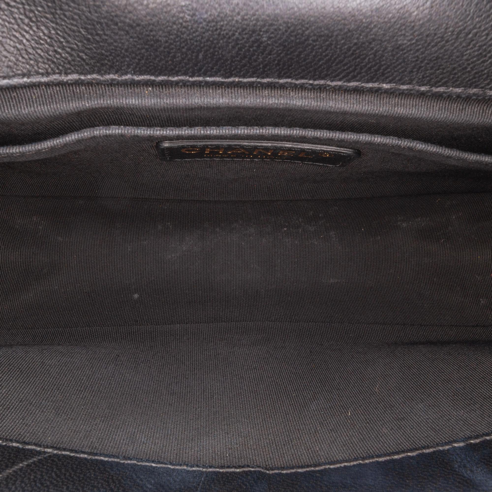 Chanel Crest-Embellished Medium Boy Bag (SHG-0OF1ya)