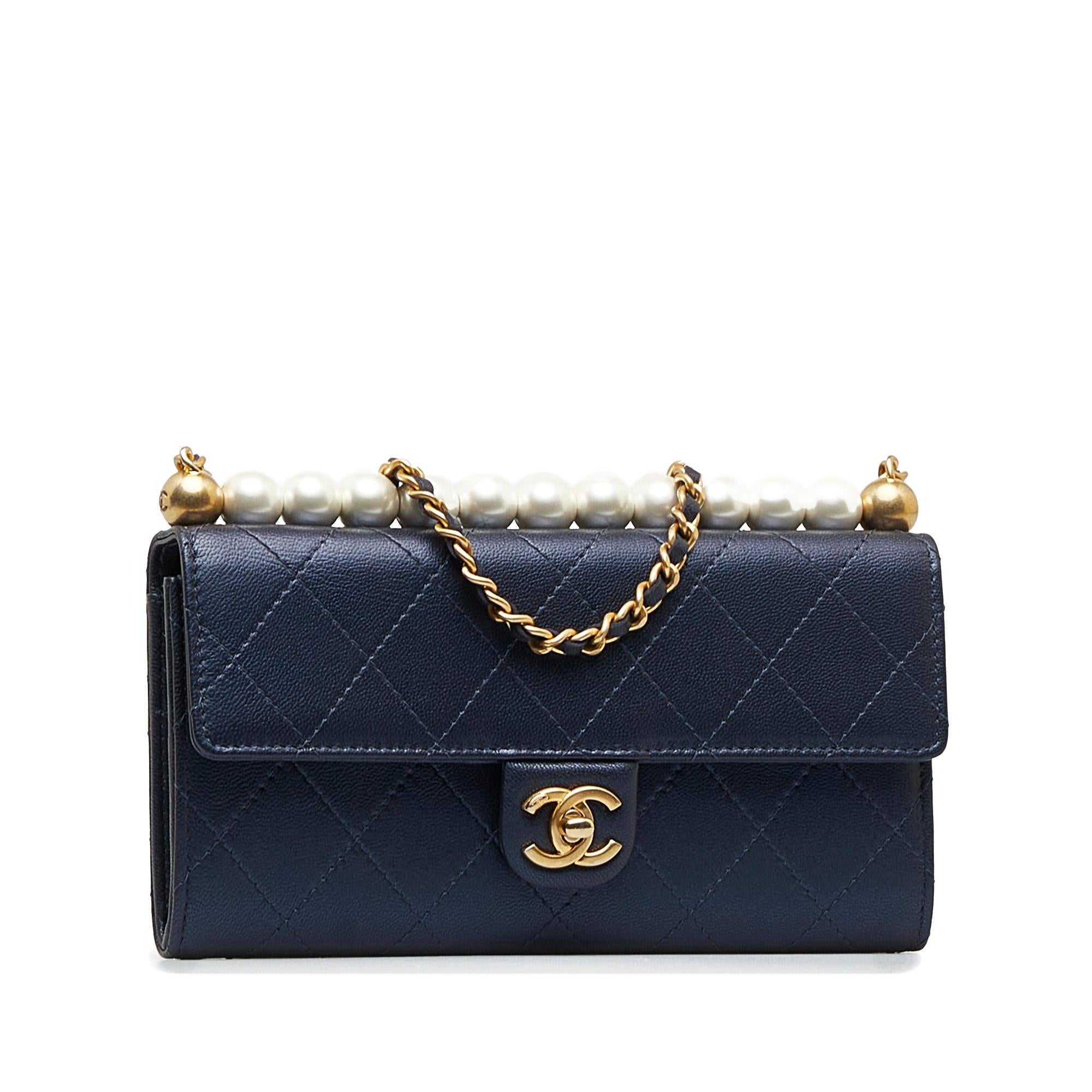 Chanel Goatskin Chic Pearls Clutch With Chain (SHG-6JqQUh)