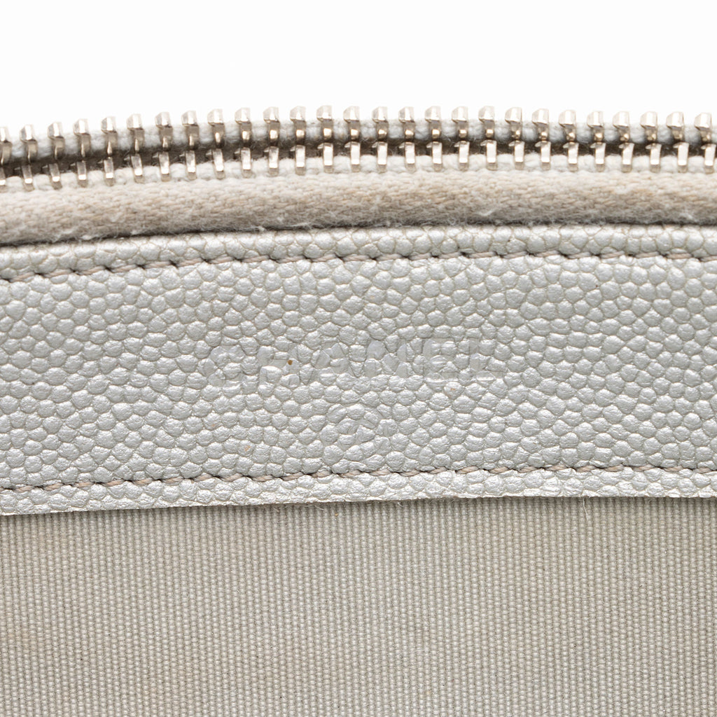 Chanel Iridescent Caviar Leather Vintage Mademoiselle Clutch with Chain (SHF-fdlQlw)