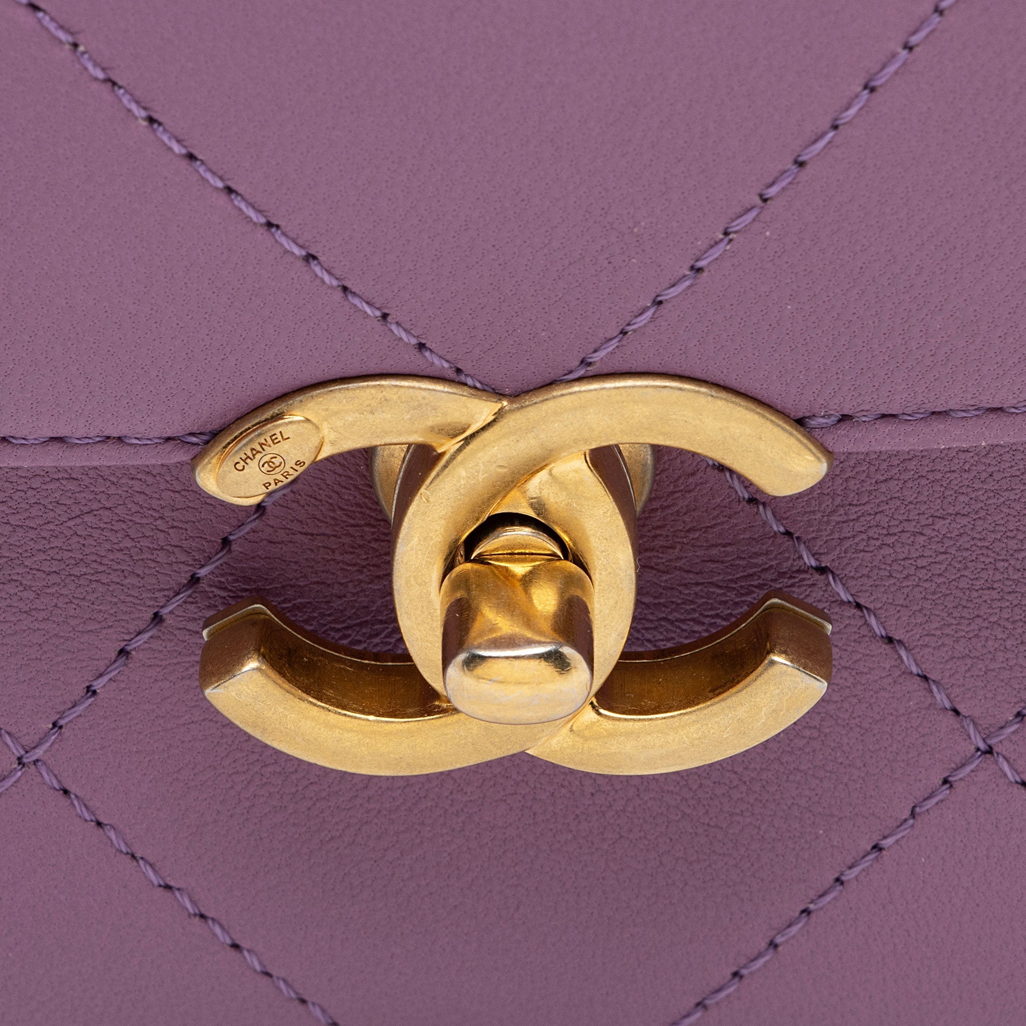 Chanel Lambskin Sleek & Chic Small Flap Bag (SHF-UMzeA2)