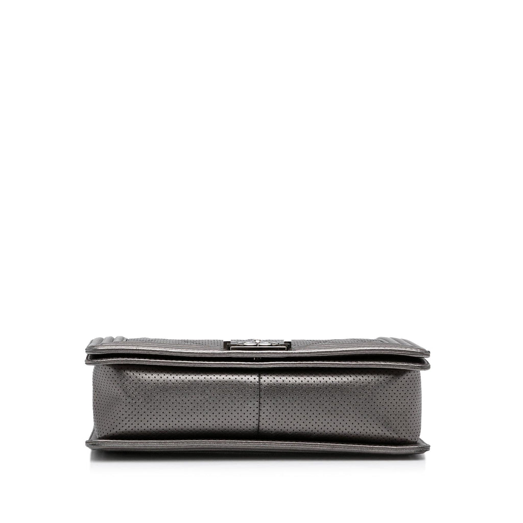Chanel Medium Boy Flap Bag (SHG-YQarOt)
