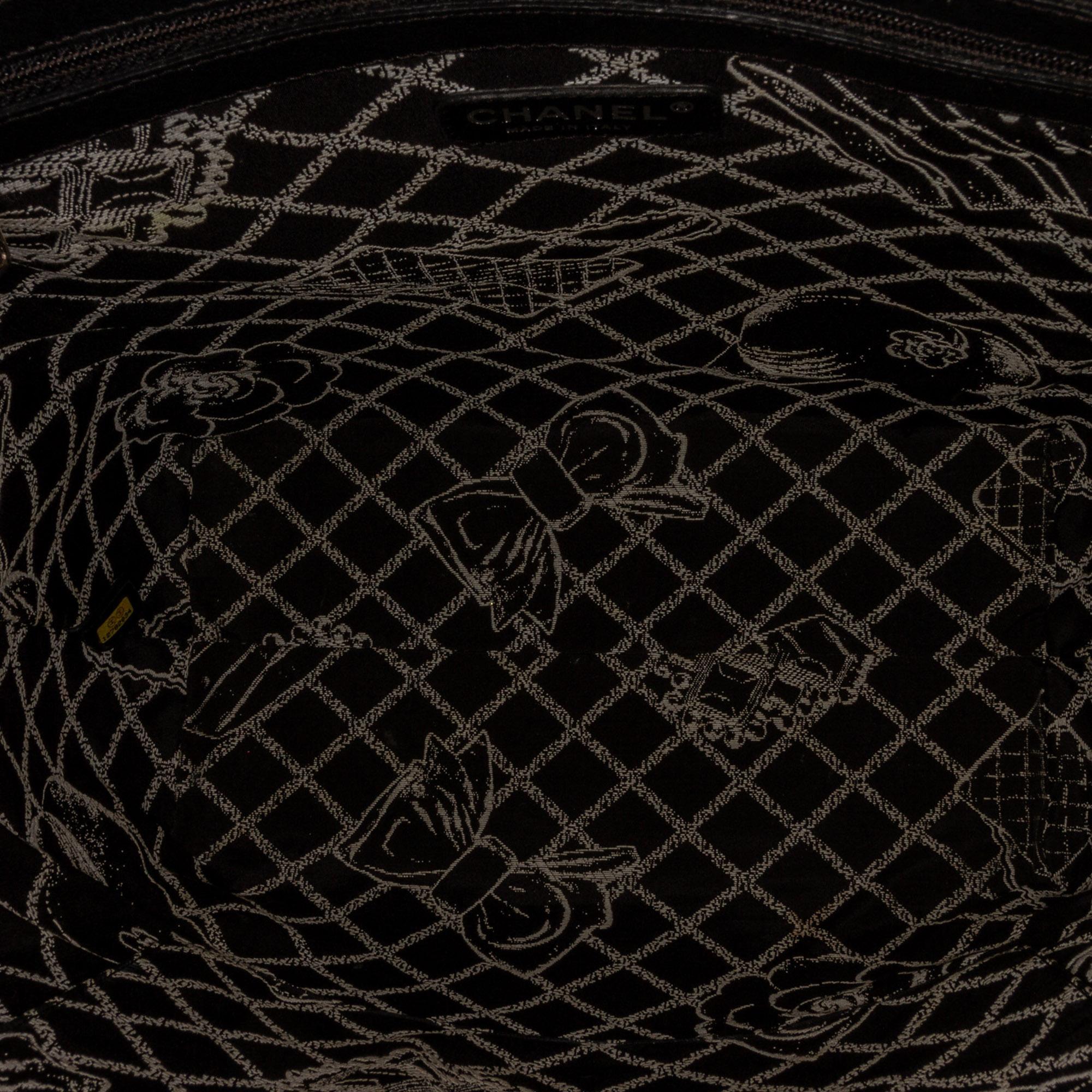 Chanel Medium Essential Shopping Tote (SHG-yBIyGg)