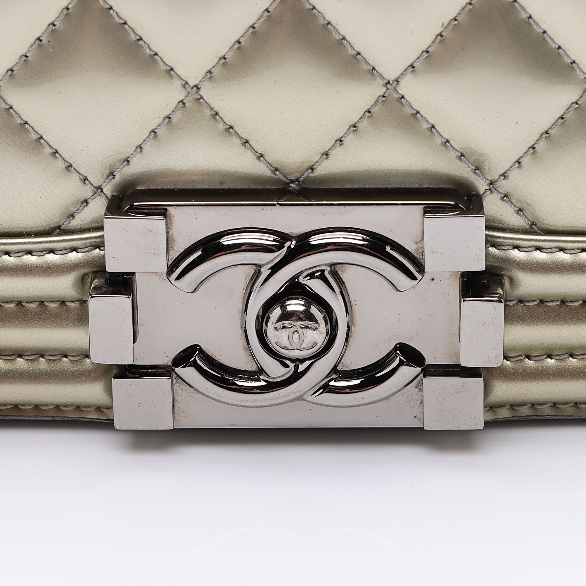 Chanel Metallic Patent Leather Old Medium Boy Bag (SHF-KF5y5y)