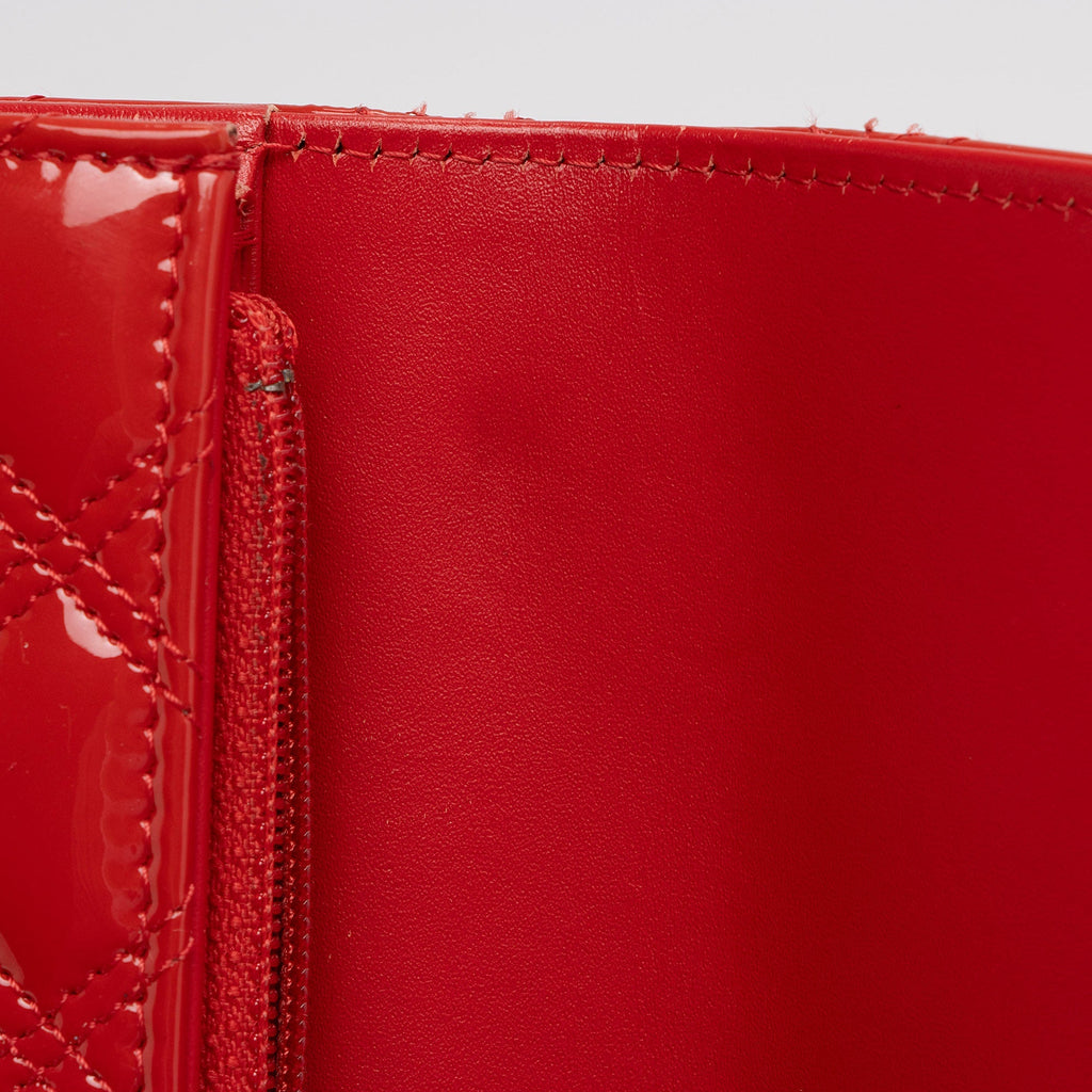 Chanel Patent Leather Diamond Stitch Flap Wallet (SHF-Ql4n4i)