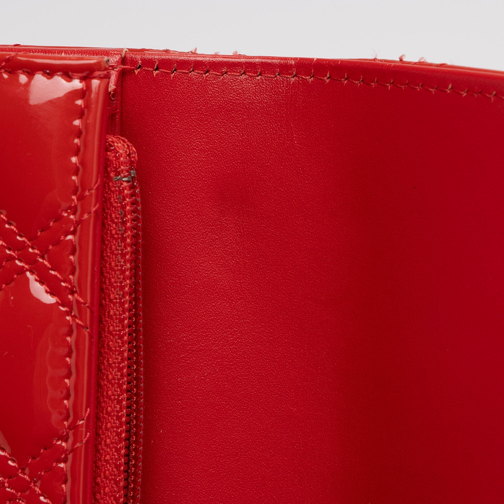 Chanel Patent Leather Diamond Stitch Flap Wallet (SHF-Ql4n4i)
