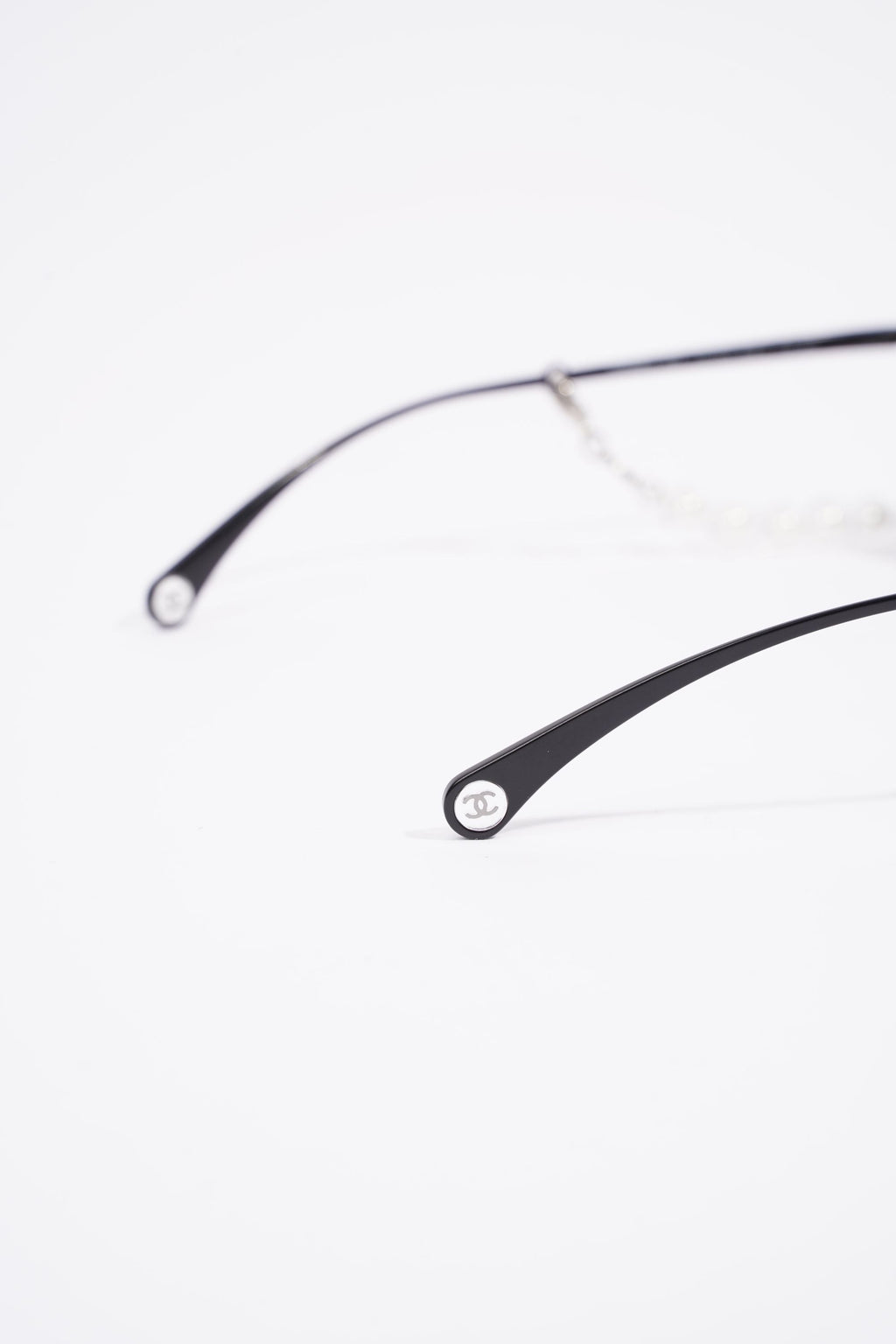 Chanel Pilot Sunglasses 4262 Black / Pearl Base Metal 140mm