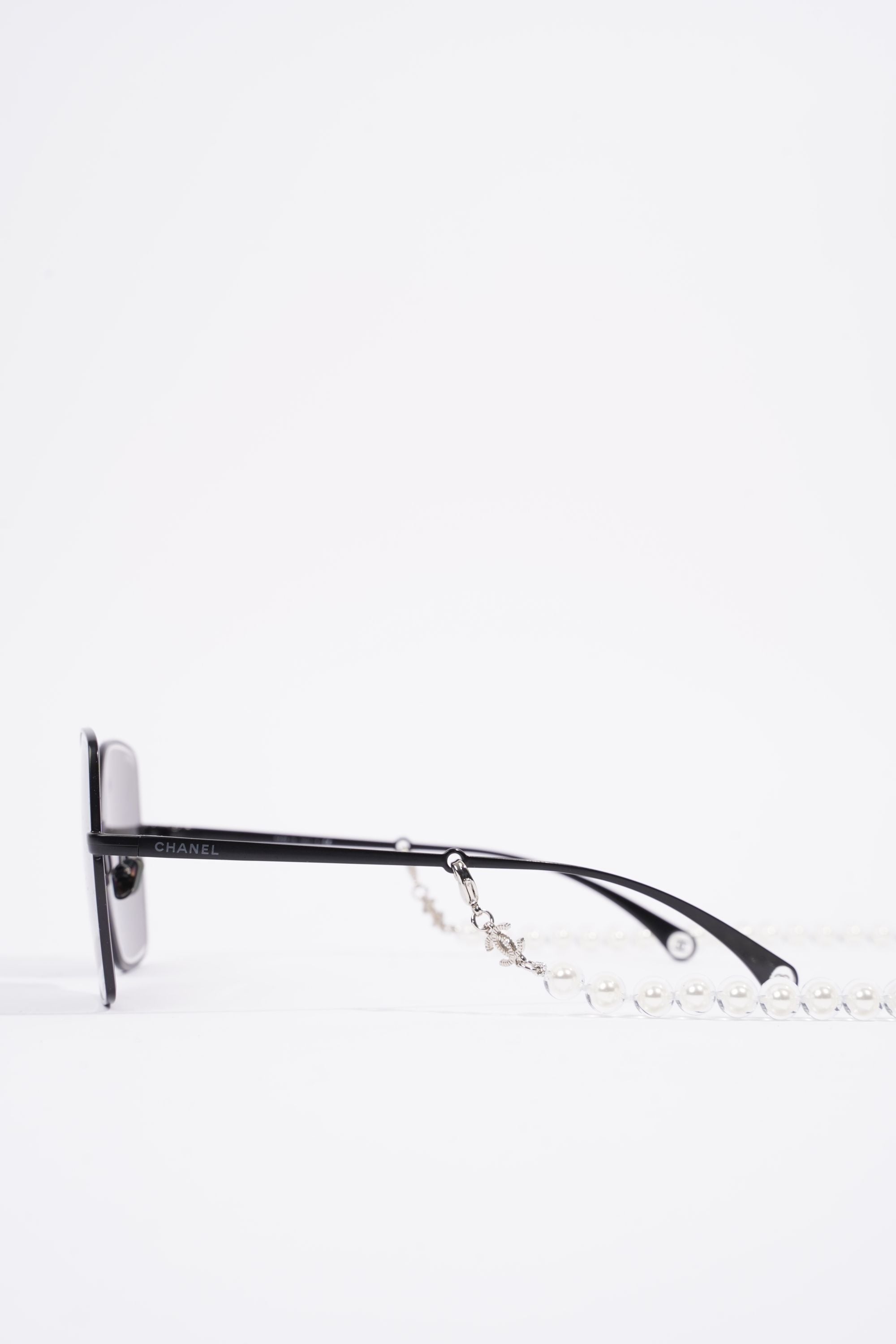 Chanel Pilot Sunglasses 4262 Black / Pearl Base Metal 140mm