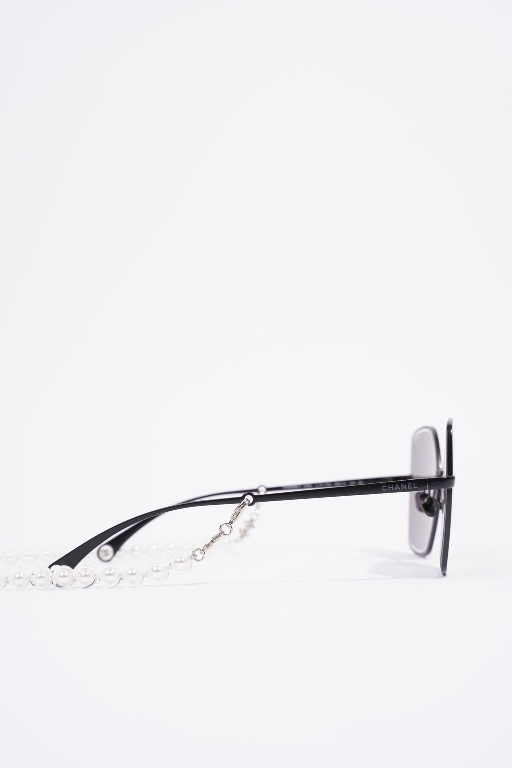 Chanel Pilot Sunglasses 4262 Black / Pearl Base Metal 140mm