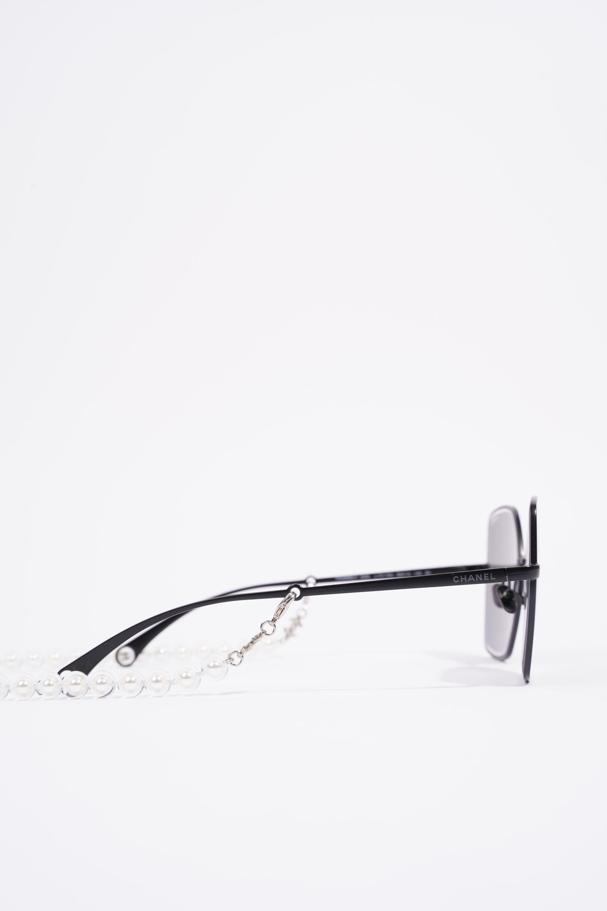 Chanel Pilot Sunglasses 4262 Black / Pearl Base Metal 140mm