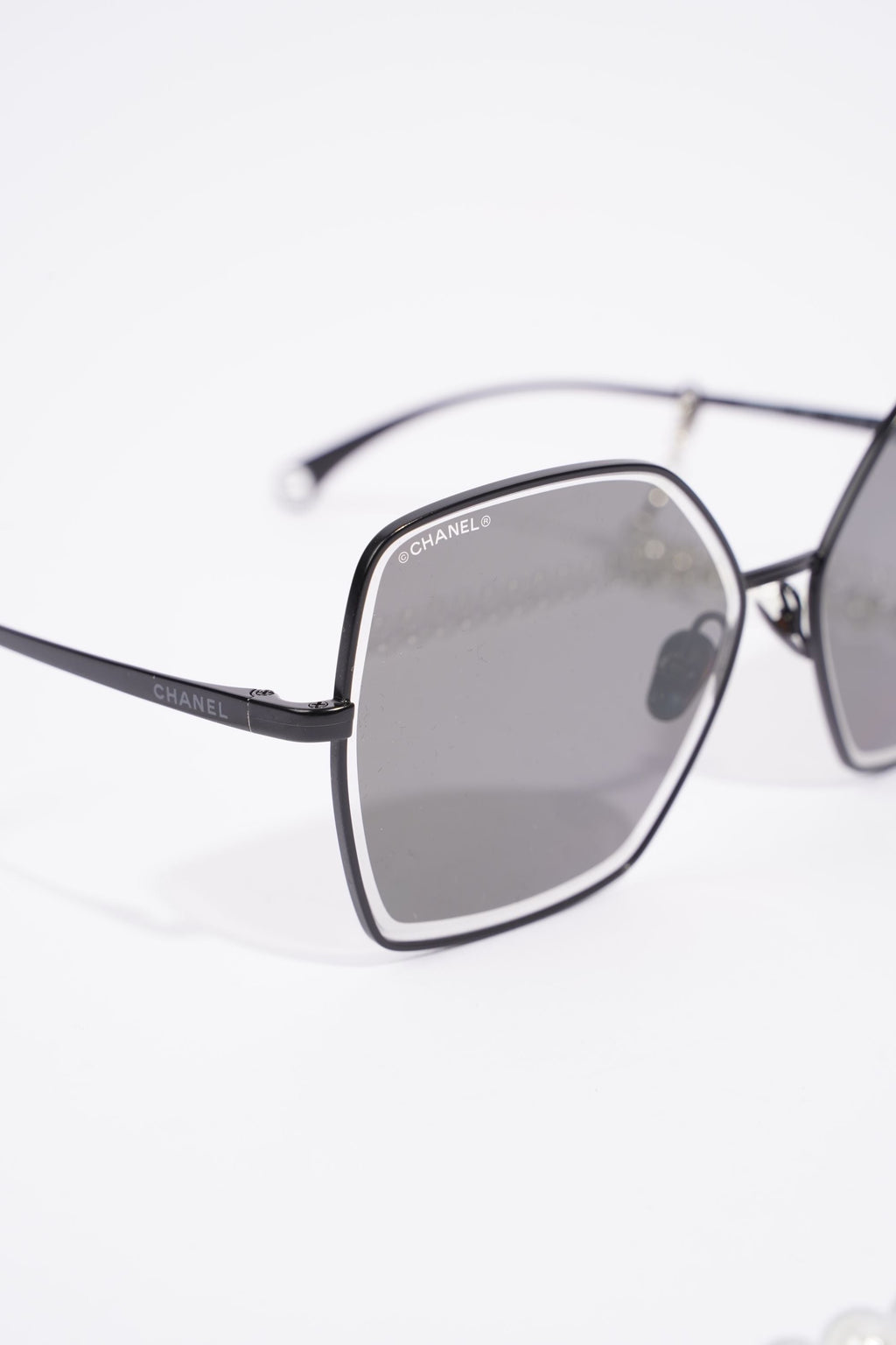 Chanel Pilot Sunglasses 4262 Black / Pearl Base Metal 140mm