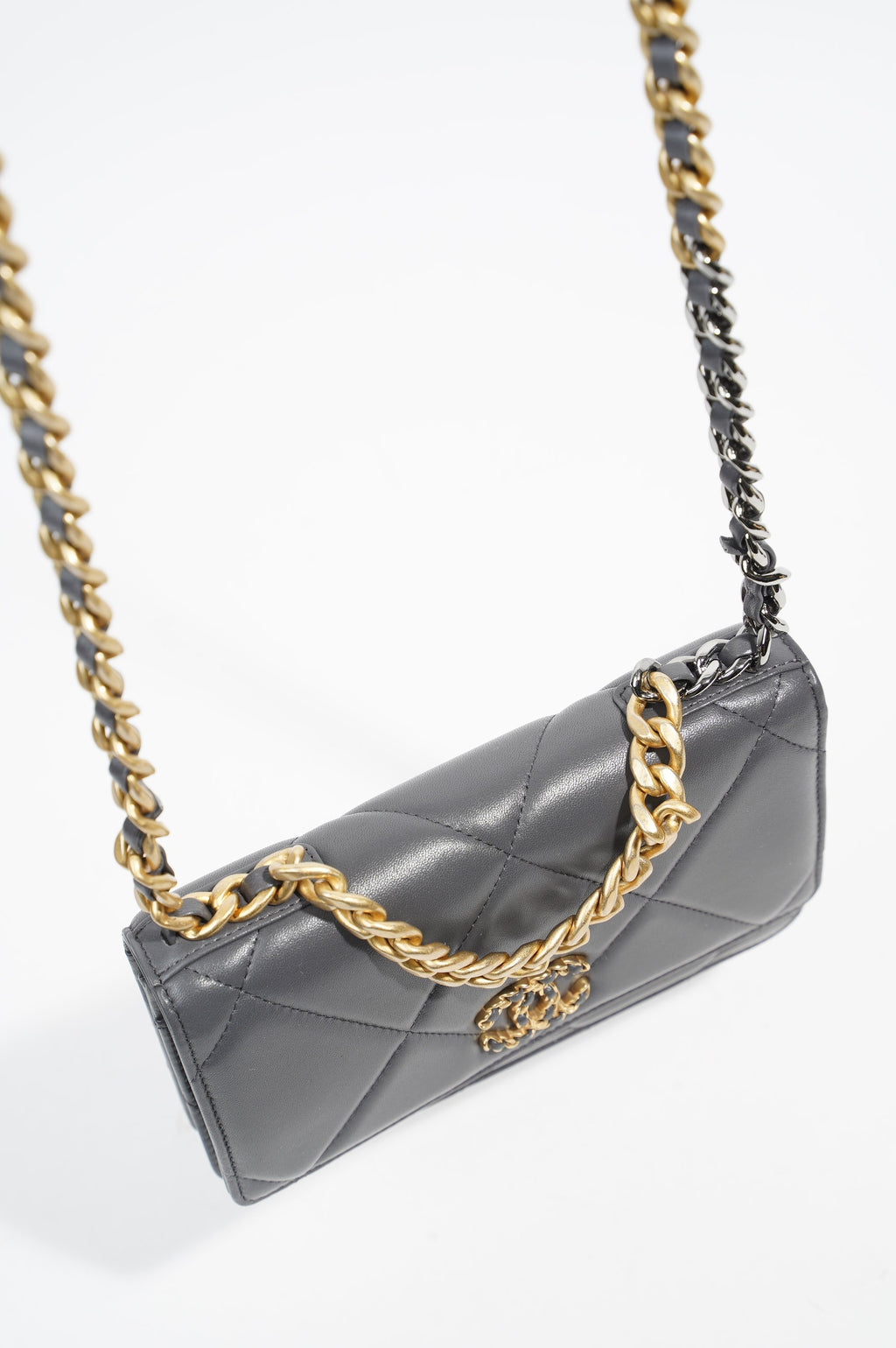 Chanel Womens 19 Wallet On Chain