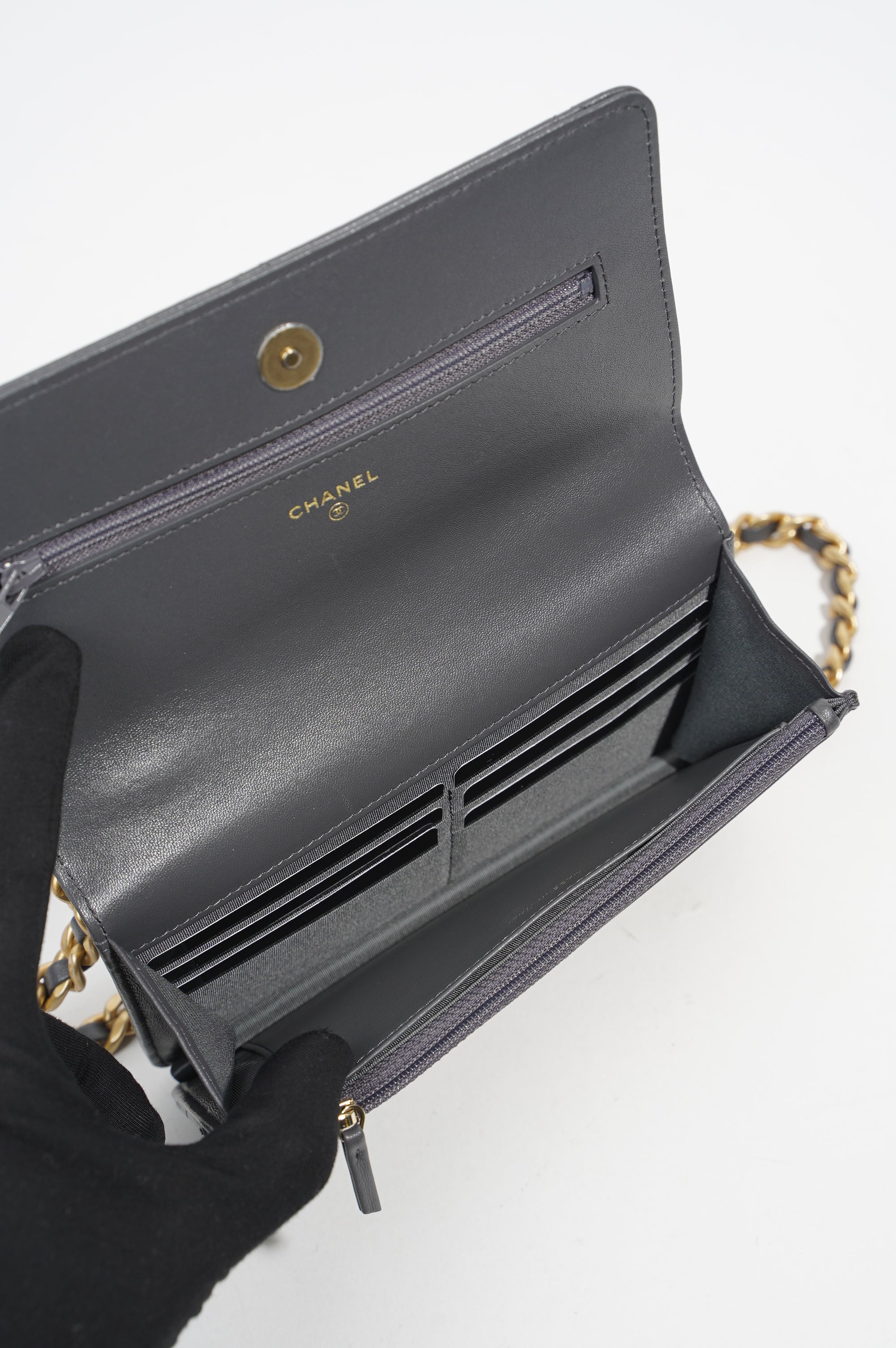 Chanel Womens 19 Wallet On Chain
