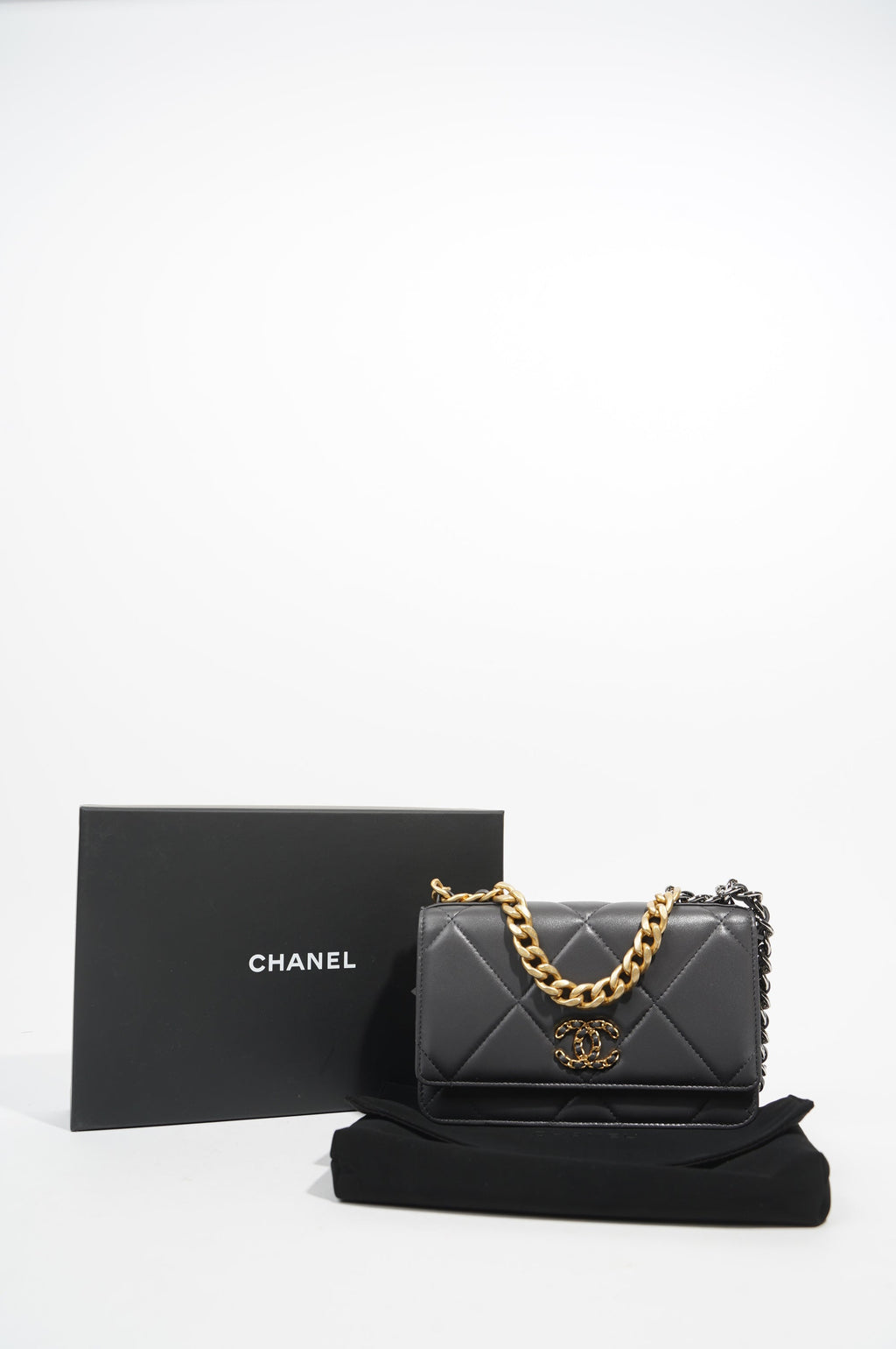 Chanel Womens 19 Wallet On Chain