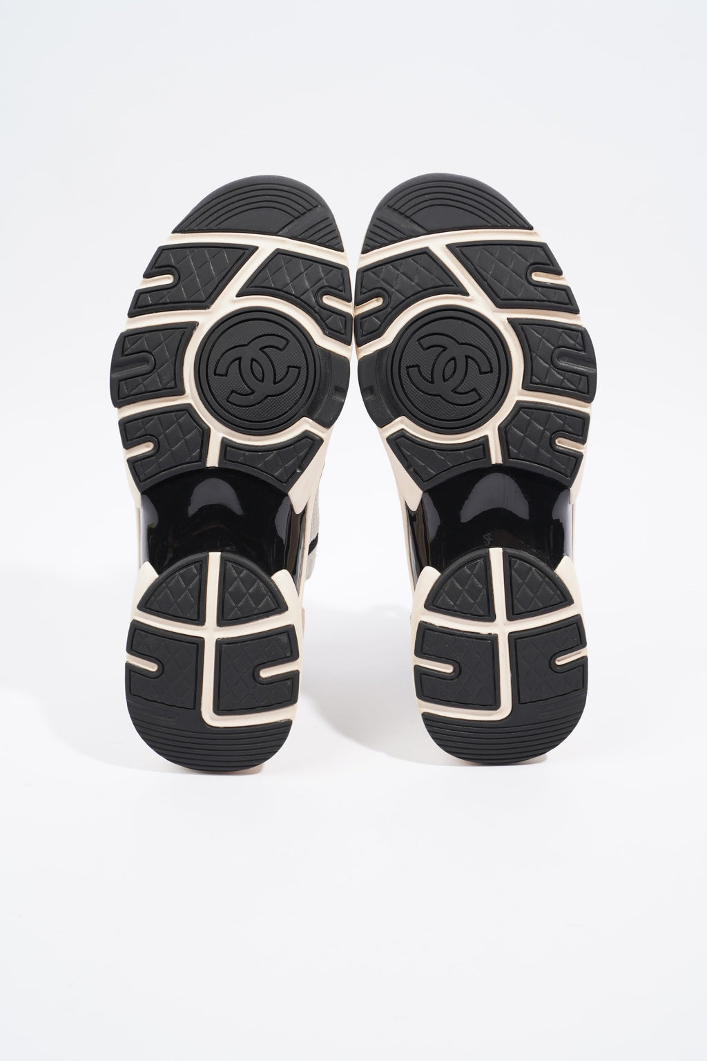 Chanel Womens CC Logo Knit Runners Beige / White / Black EU 38.5 / UK 5.5