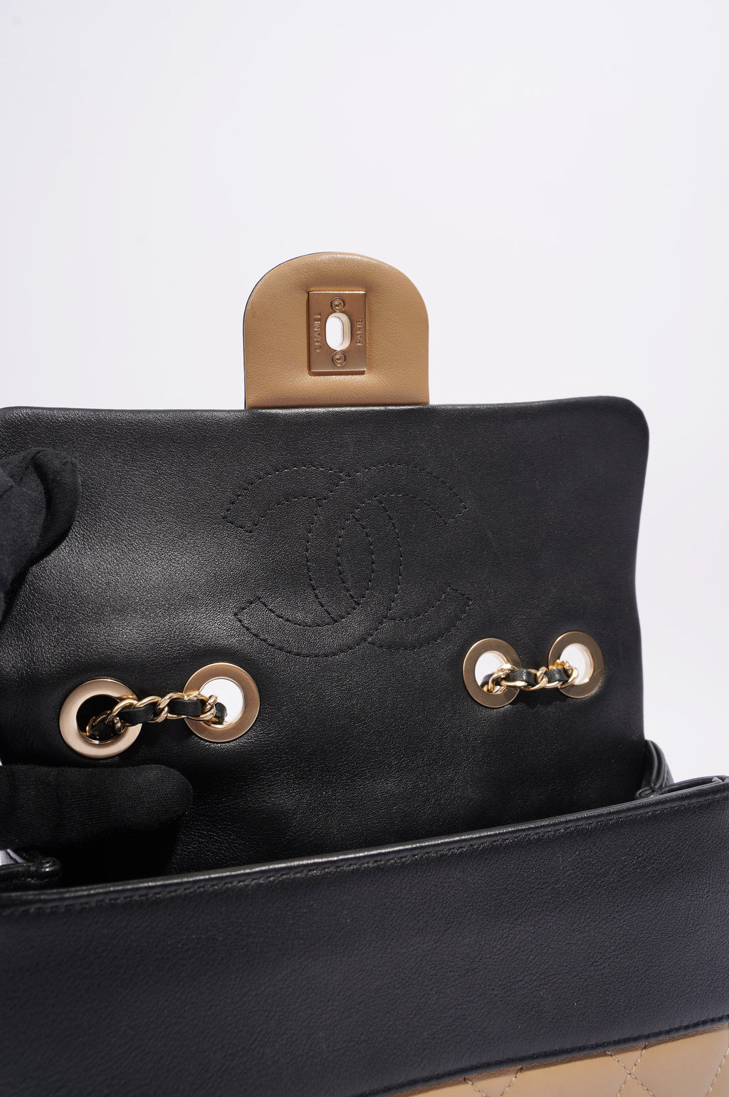 Chanel Womens Graphic Flap Bag Beige / Black Leather Small
