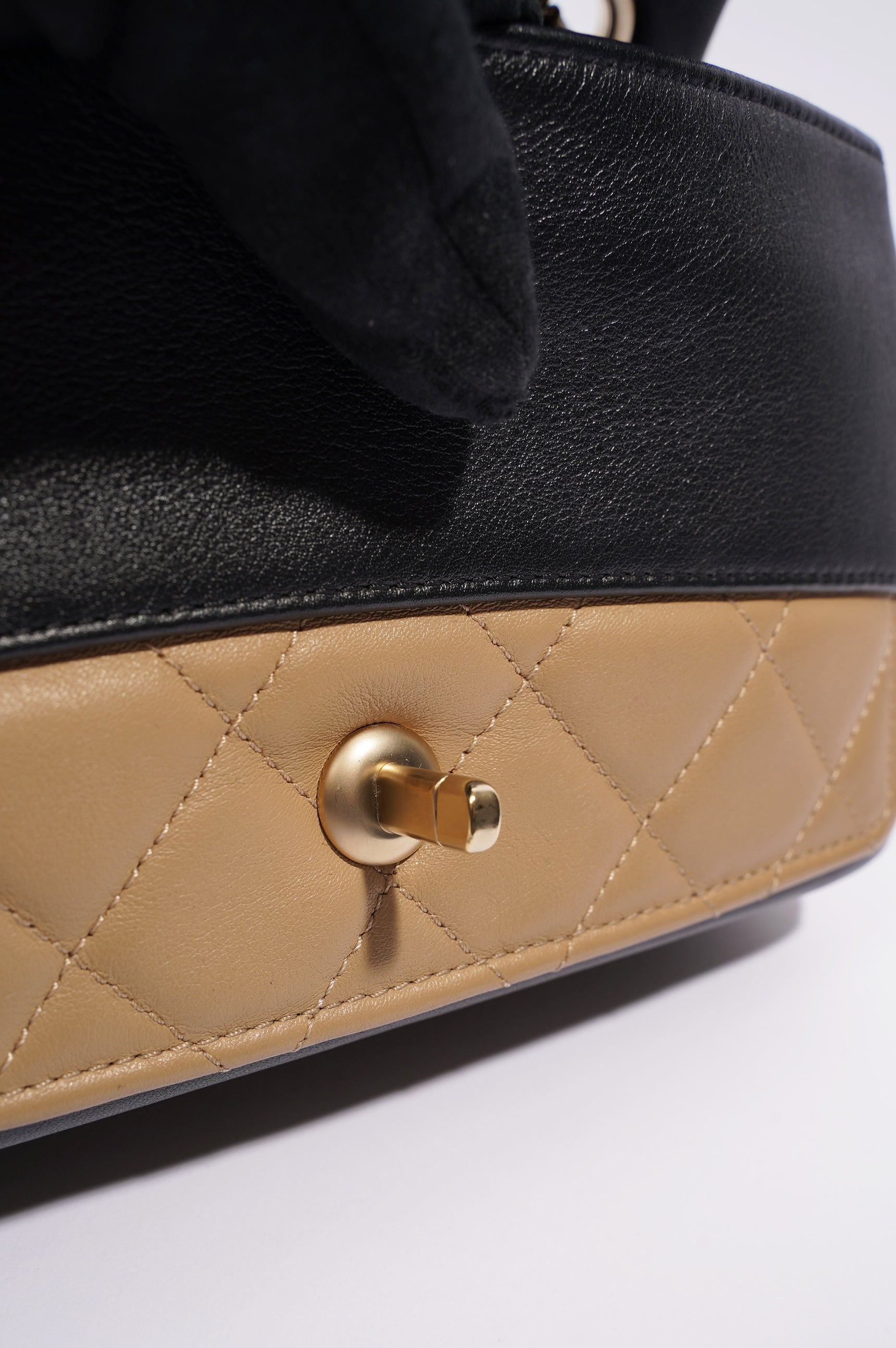 Chanel Womens Graphic Flap Bag Beige / Black Leather Small