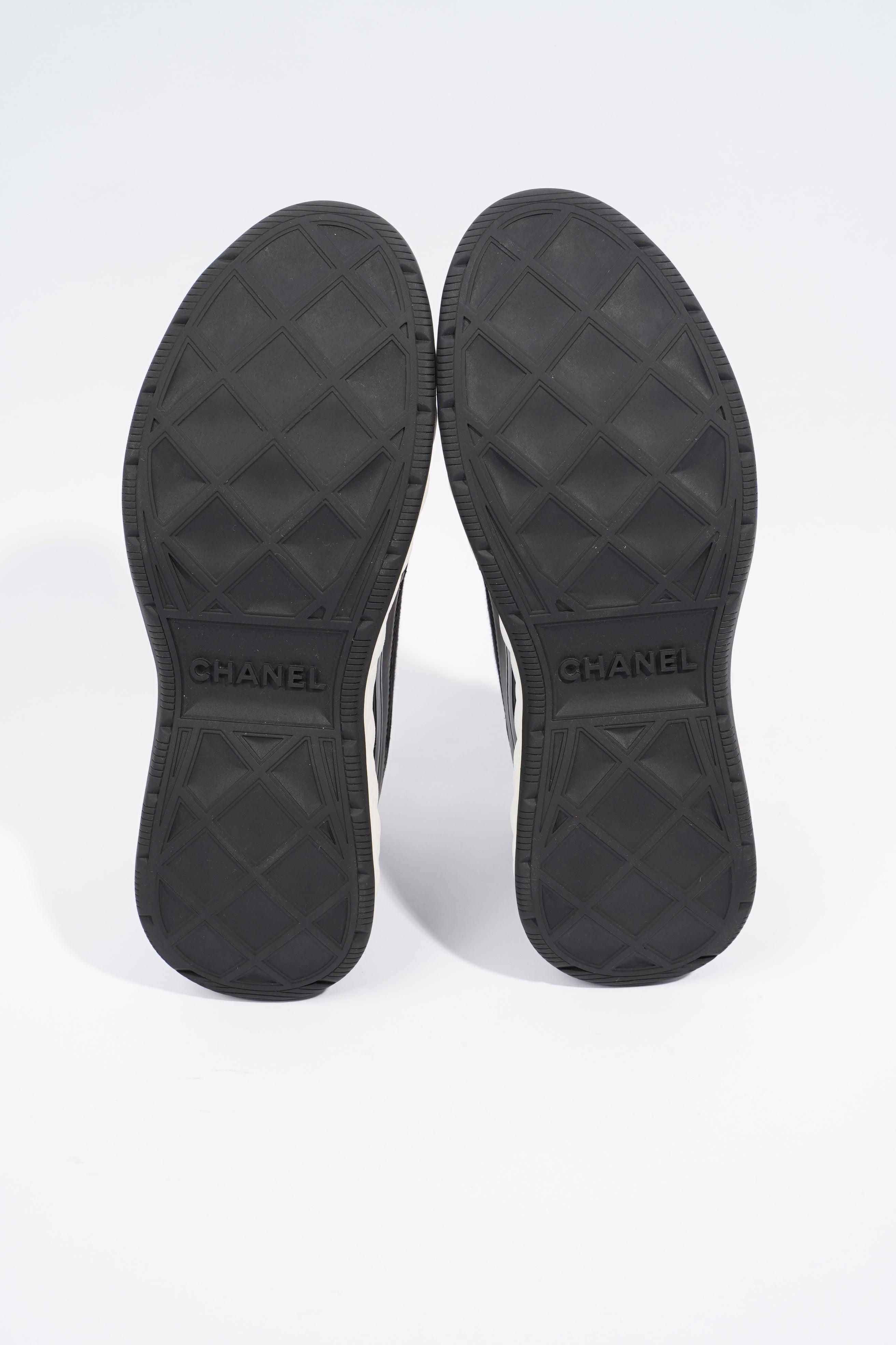 Chanel CC Logo Black / White EU 40 / UK 7