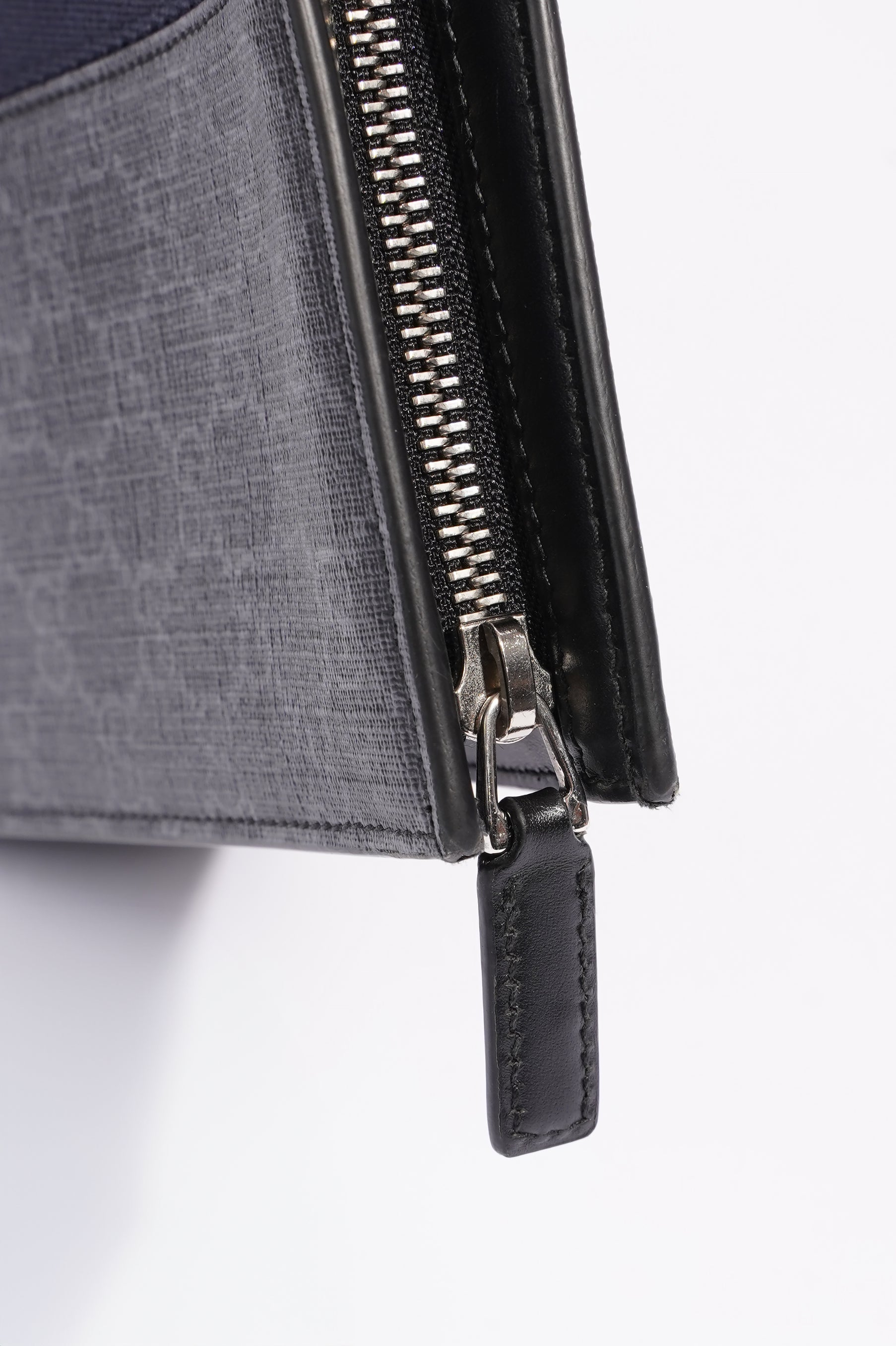 Gucci GG Supreme Pouch Black Canvas One Size