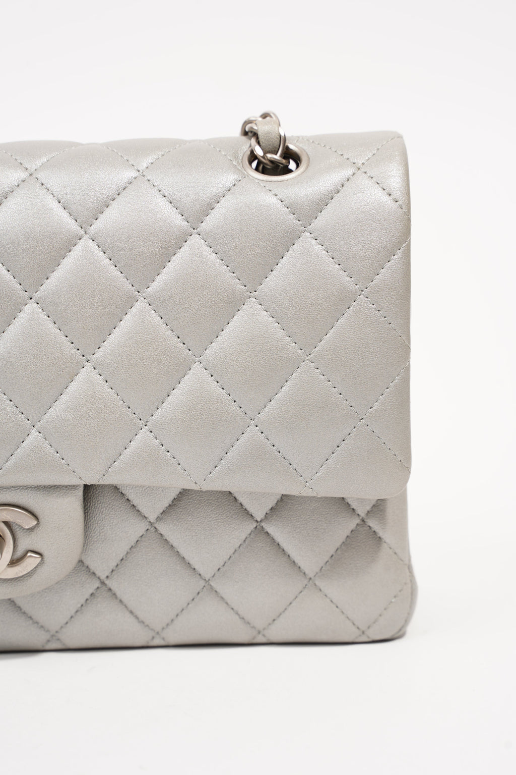 Chanel Womens Quilted Lambskin Leather Classic Double Flap Medium