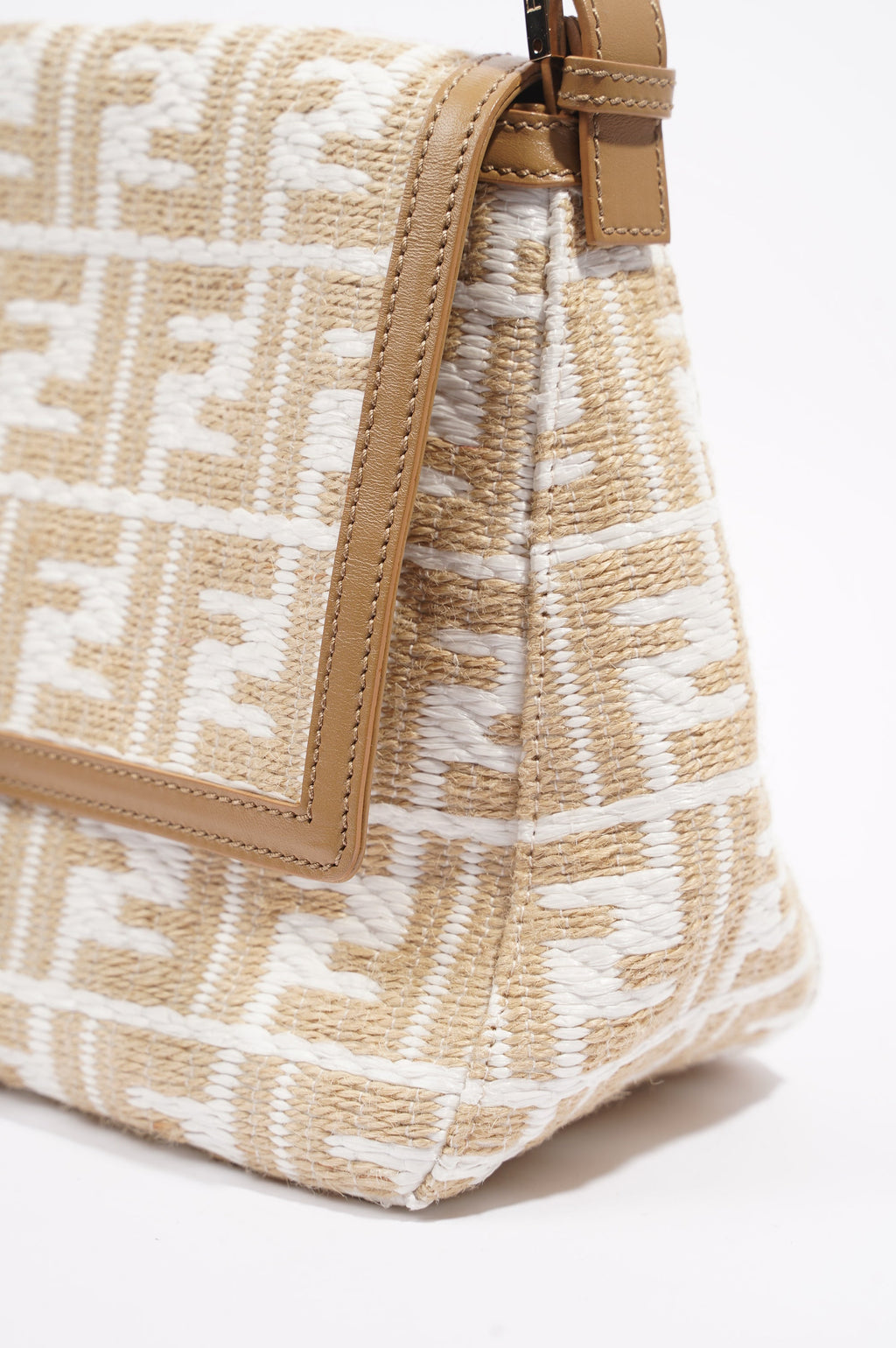 Fendi Womens Baguette Handbag Beige / White