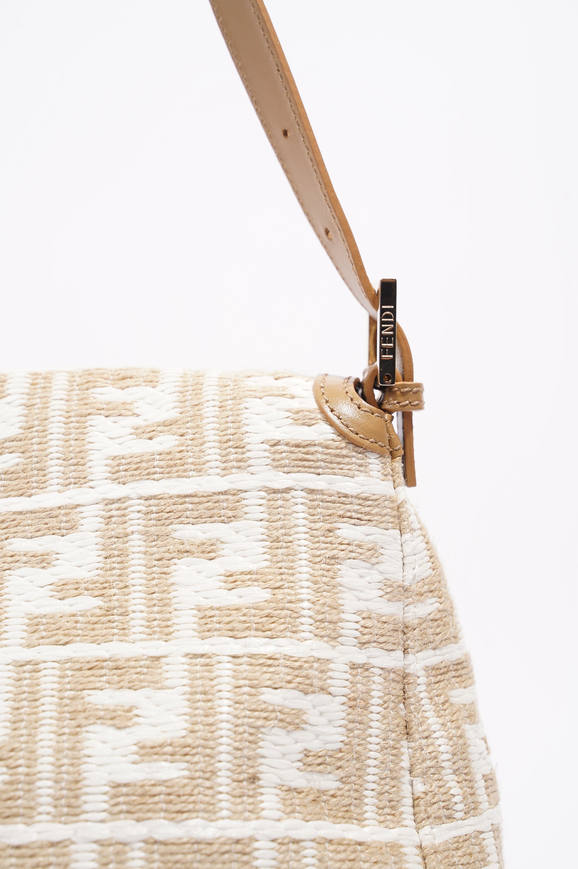 Fendi Womens Baguette Handbag Beige / White