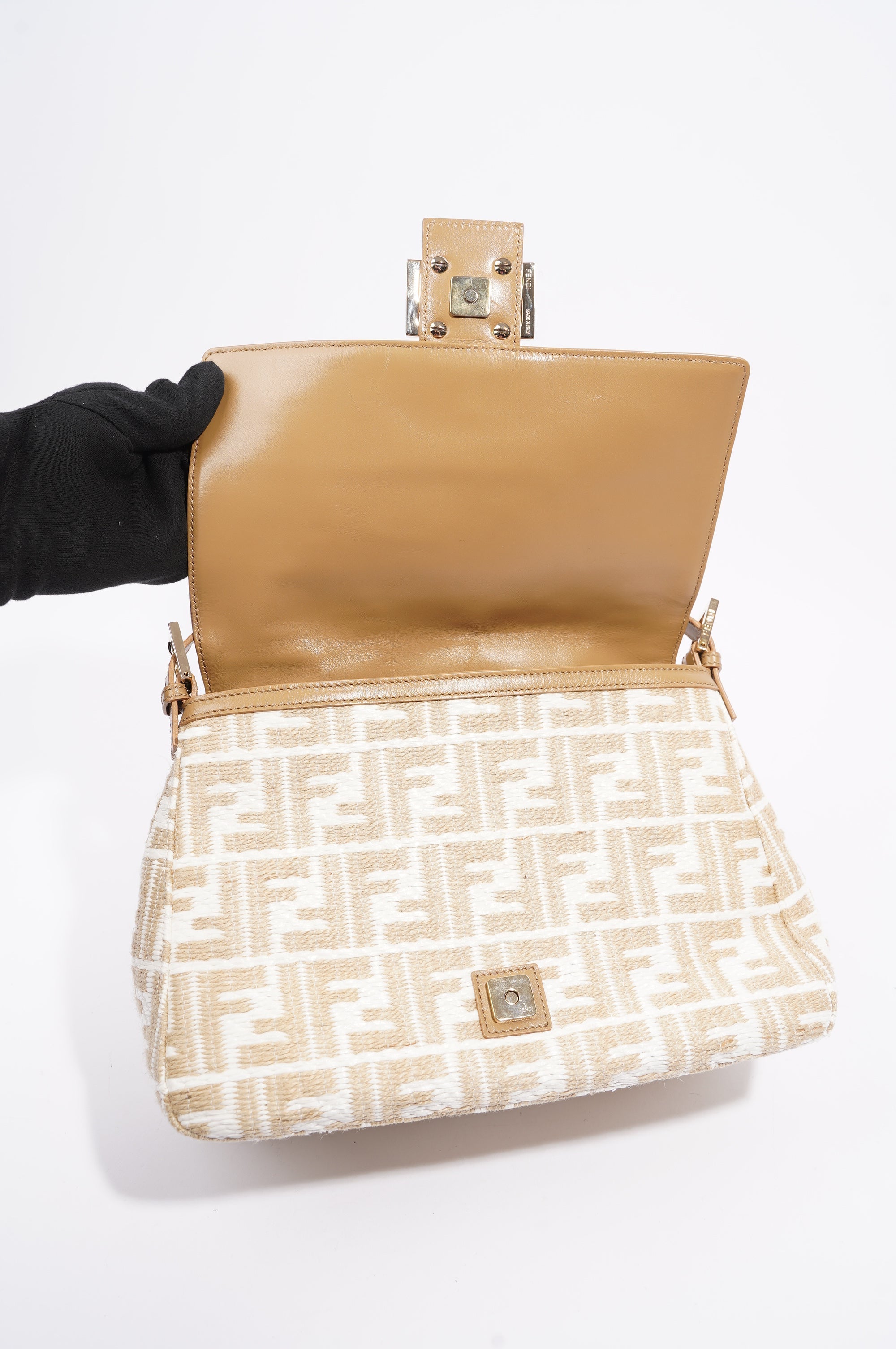 Fendi Womens Baguette Handbag Beige / White