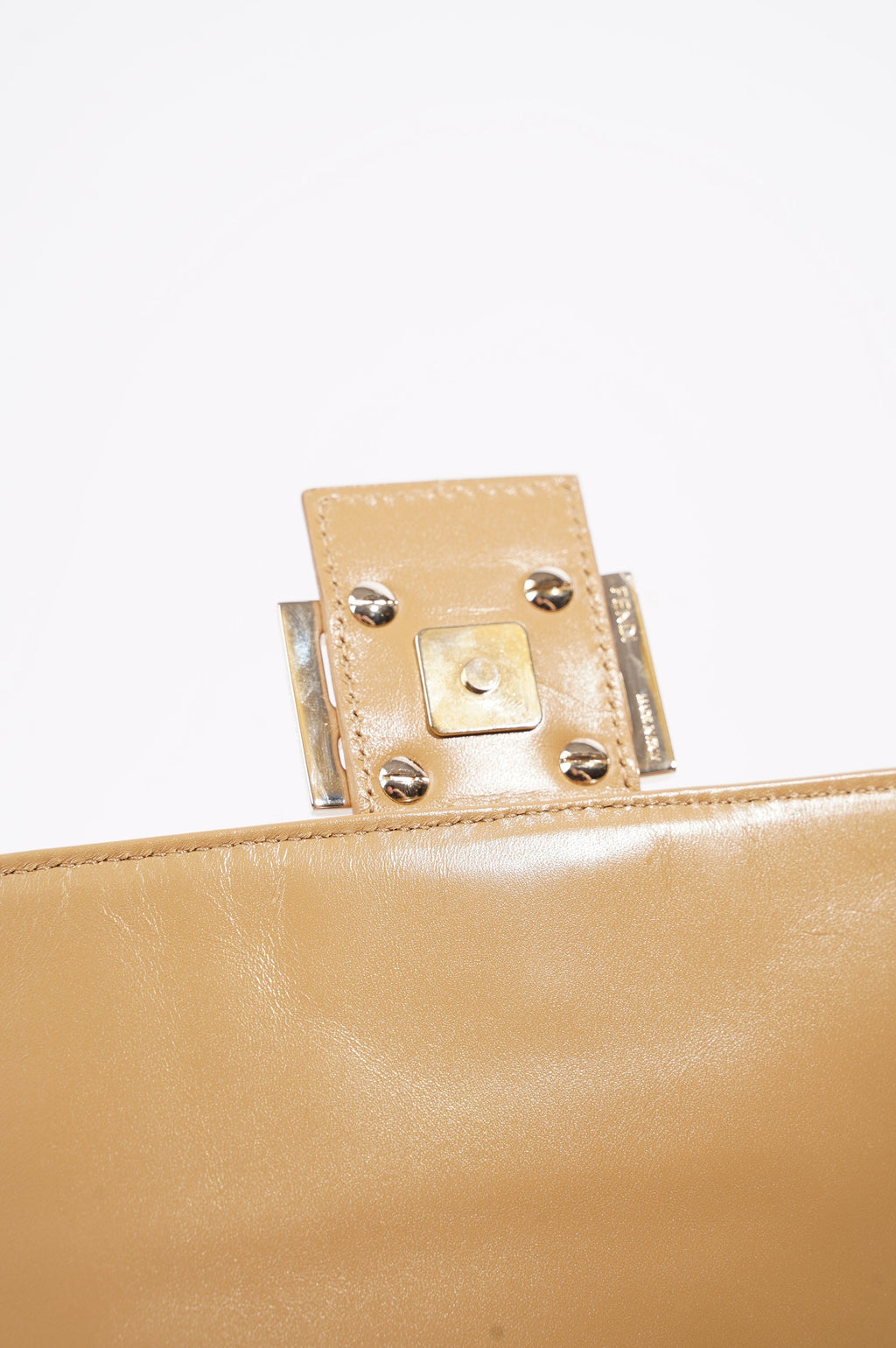 Fendi Womens Baguette Handbag Beige / White