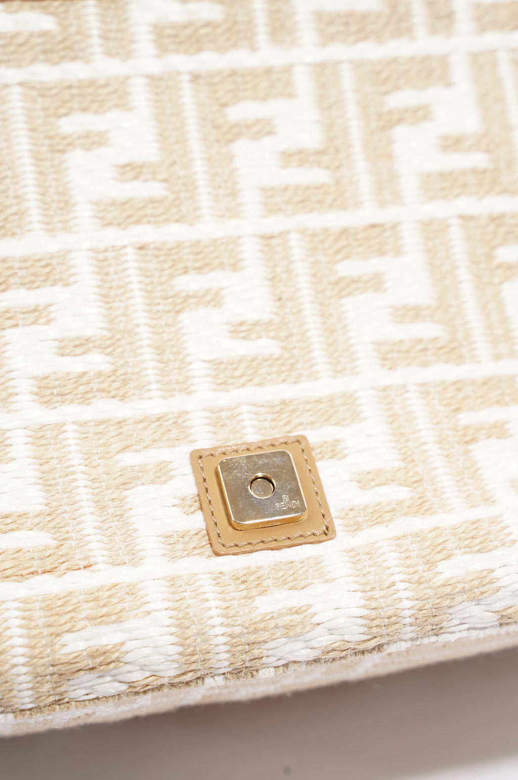 Fendi Womens Baguette Handbag Beige / White