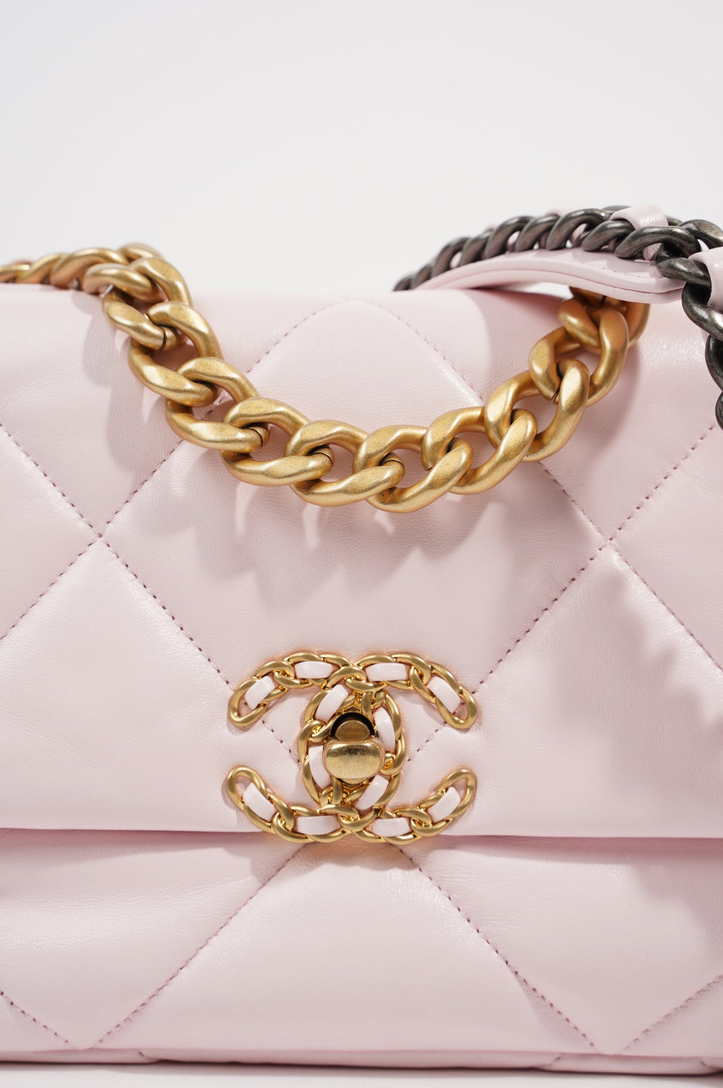 Chanel Womens 19 Flap Bag Medium