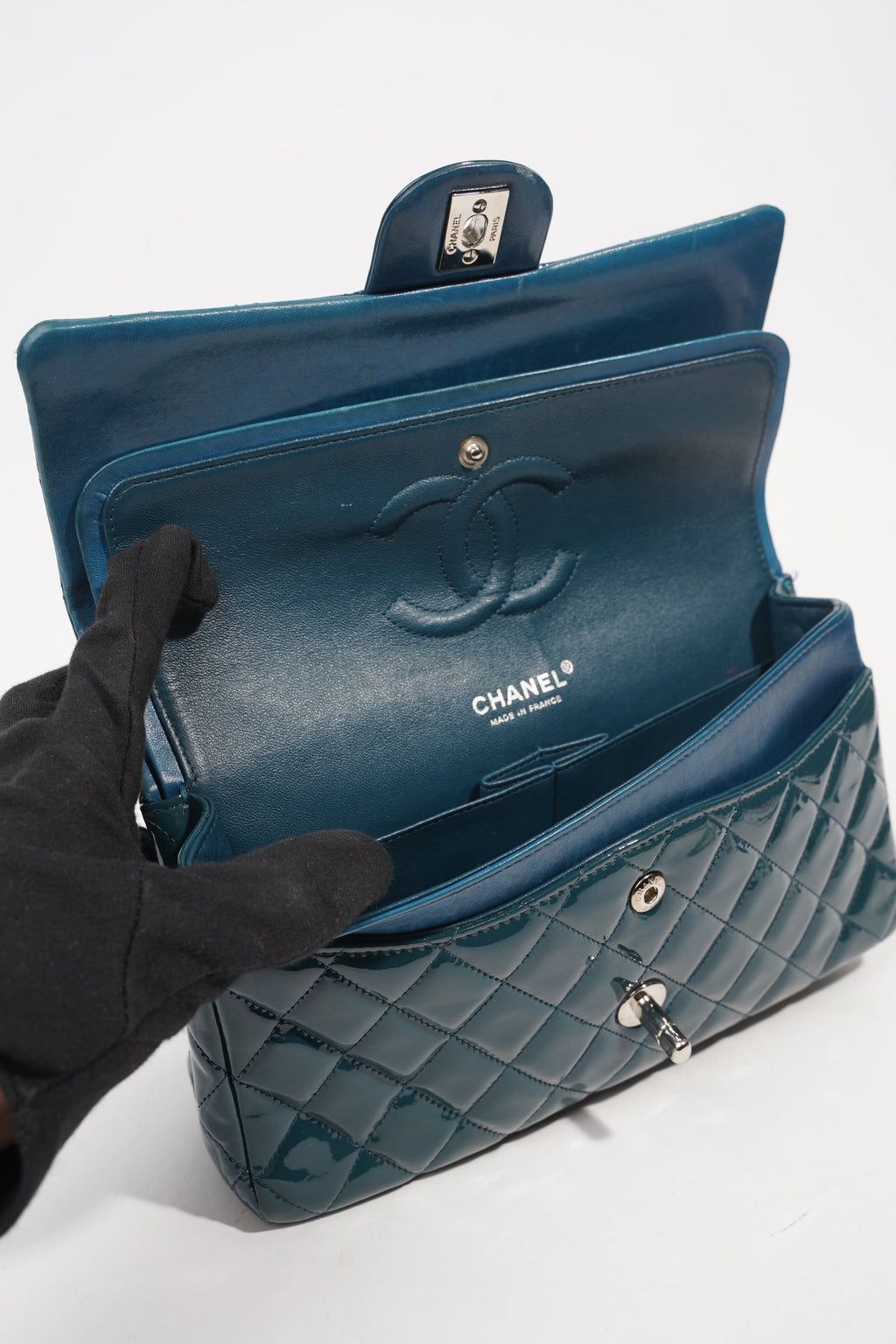 Chanel Womens Classic Flap Bag Medium