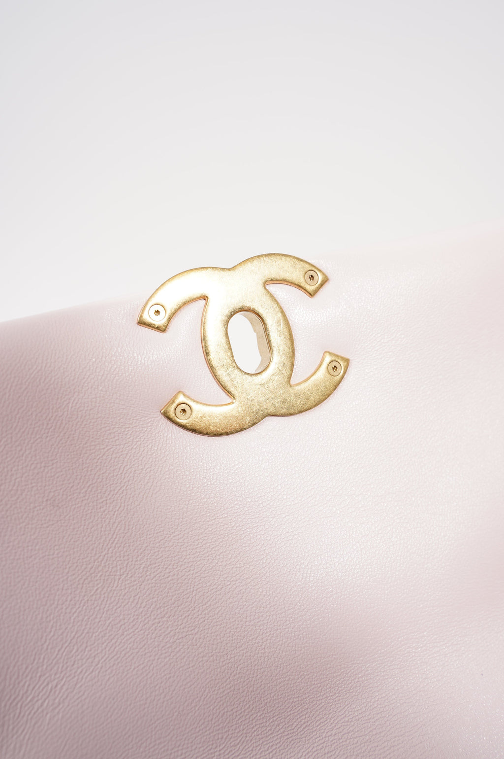 Chanel Womens 19 Flap Bag Medium