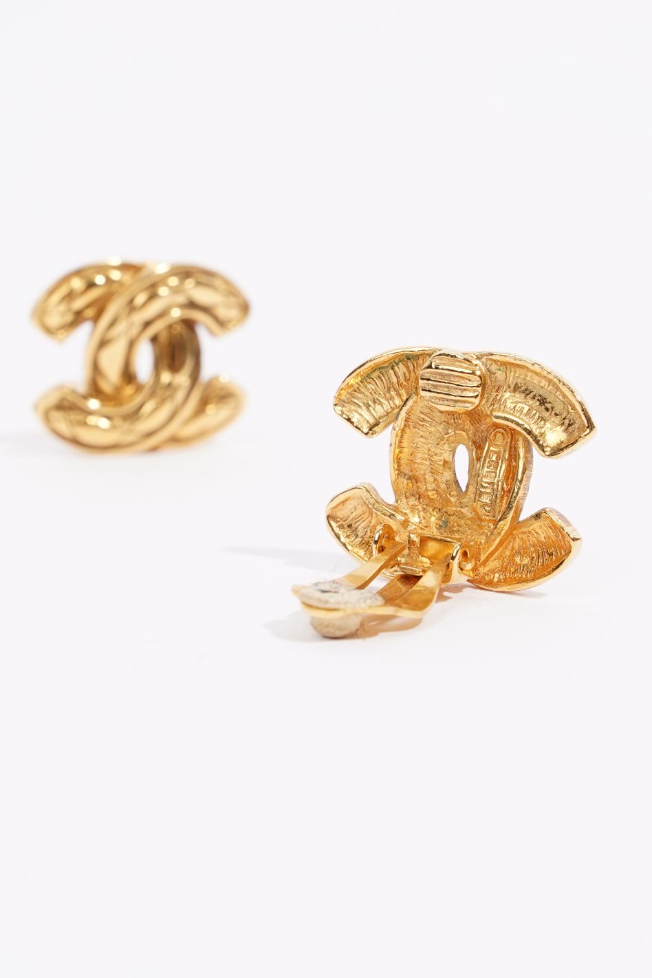 Chanel Womens Vintage Coco Earrings Gold