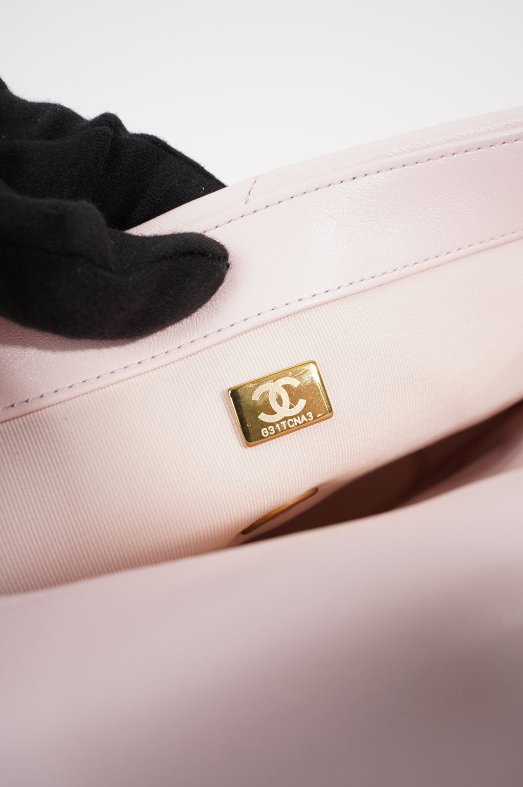 Chanel Womens 19 Flap Bag Medium